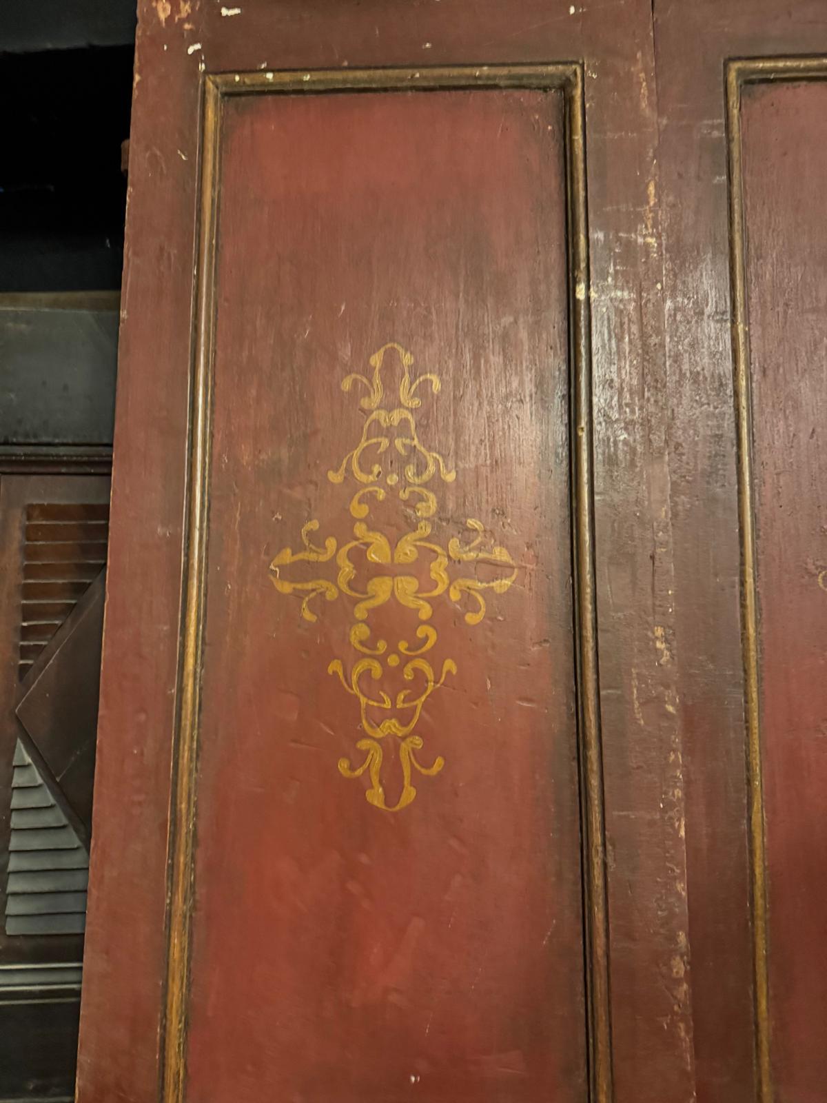 Rot lackierte Doppelflügeltür, mit goldenen Verzierungen auf den Füllungen, Italien (Italienisch) im Angebot