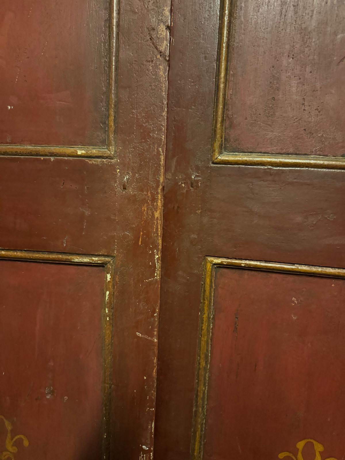 Rot lackierte Doppelflügeltür, mit goldenen Verzierungen auf den Füllungen, Italien im Zustand „Gut“ im Angebot in Cuneo, Italy (CN)