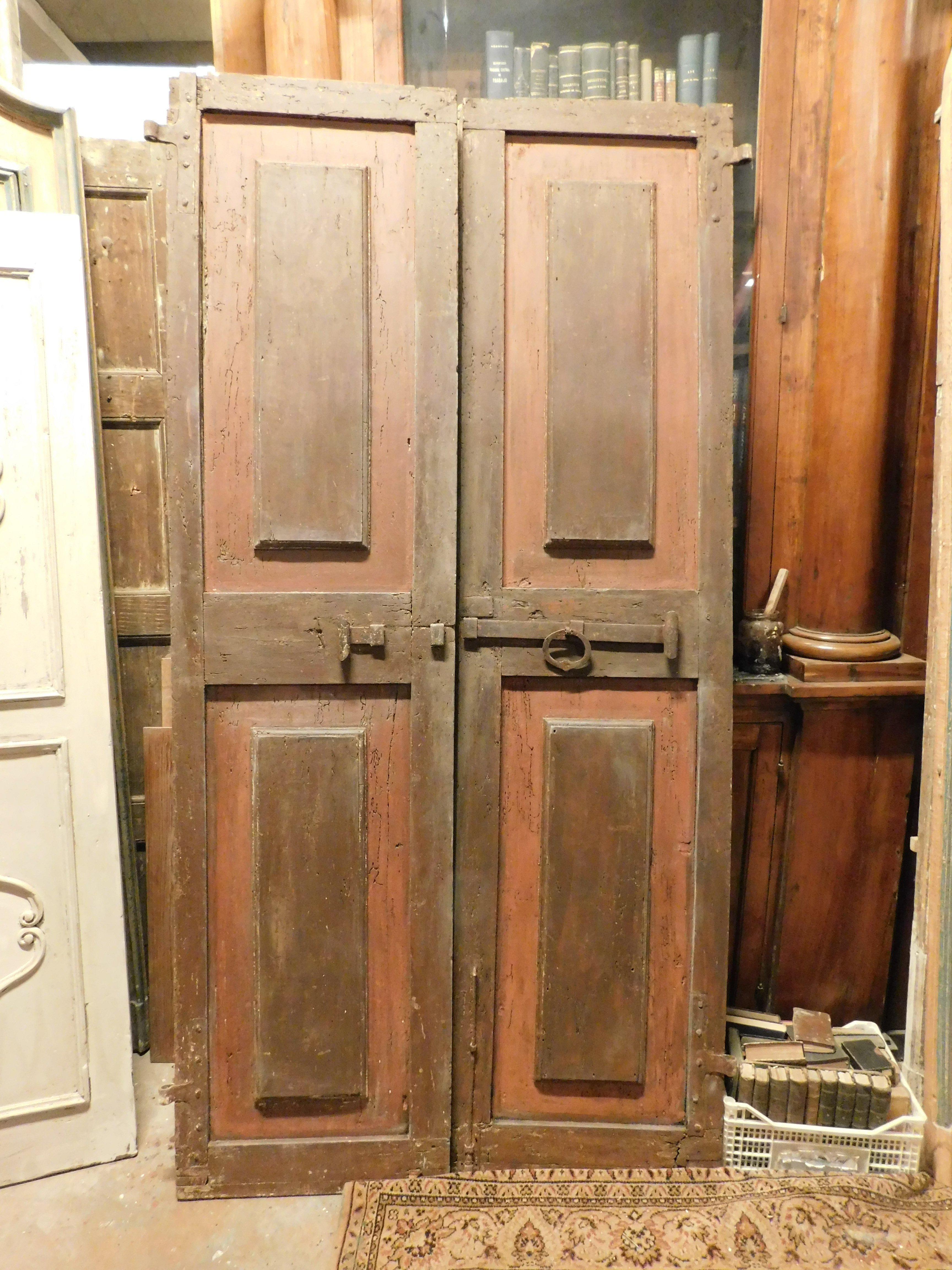 Ancienne porte à double battant, à usage intérieur et laquée rouge avec pêne en fer d'origine, panneaux sculptés et arrière également laqué, provenant du sud de l'Italie du XVIIIe siècle, mesure L 112 x H 220 x P 4 cm.
Idéale comme porte (également