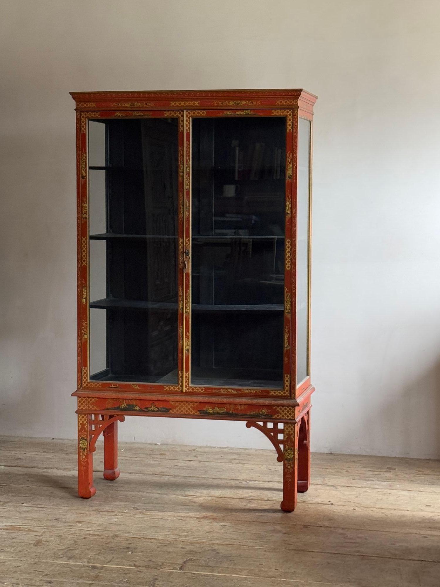 Mahagoni-Geschirrschrank aus dem frühen 20. Jahrhundert mit rot und gold lackiertem Chinoiserie-Dekor. Dazu gehört eine Original-Kaufquittung aus dem Jahr 1921. Interessanterweise wurde es für F. J. Meatyard angefertigt, einen hoch angesehenen