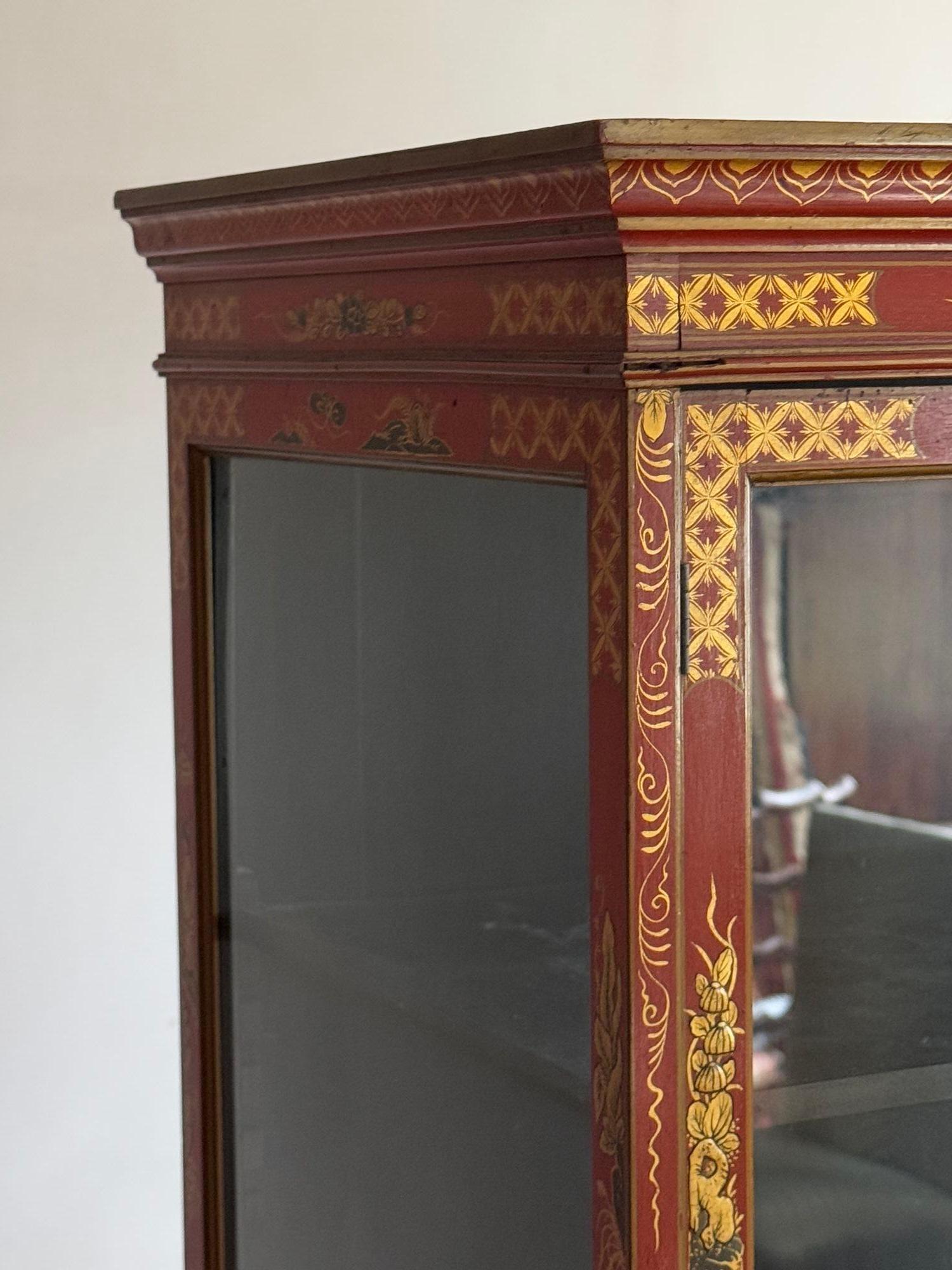 Rot lackierter Porzellanschrank aus Mahagoni im Angebot 1