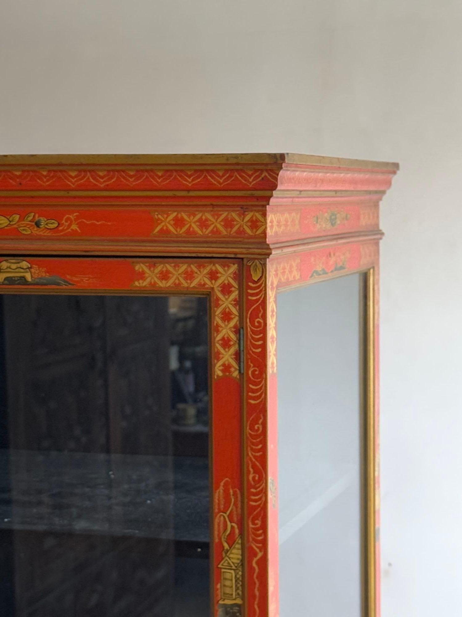 Rot lackierter Porzellanschrank aus Mahagoni im Angebot 2