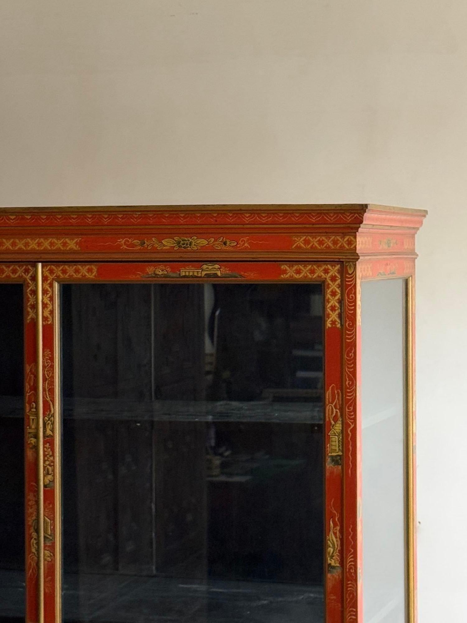 Rot lackierter Porzellanschrank aus Mahagoni im Angebot 3