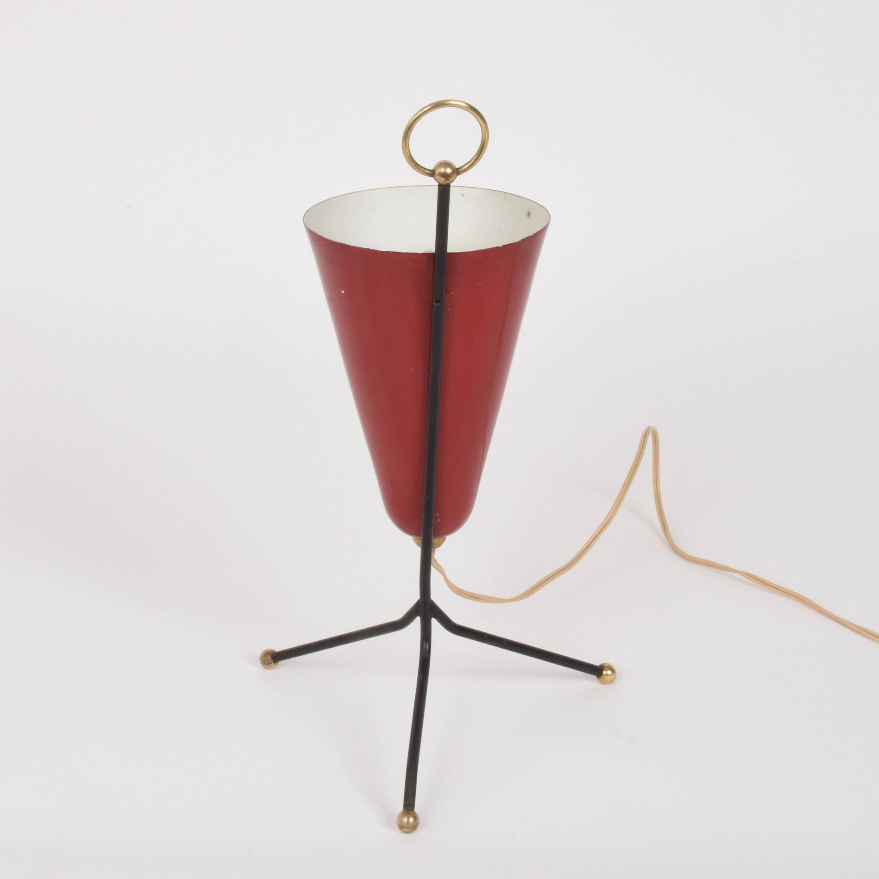 Red Lacquered Metal and Brass Conical Italian Table Lamp with Tripod, 1950s In Good Condition For Sale In Roma, IT