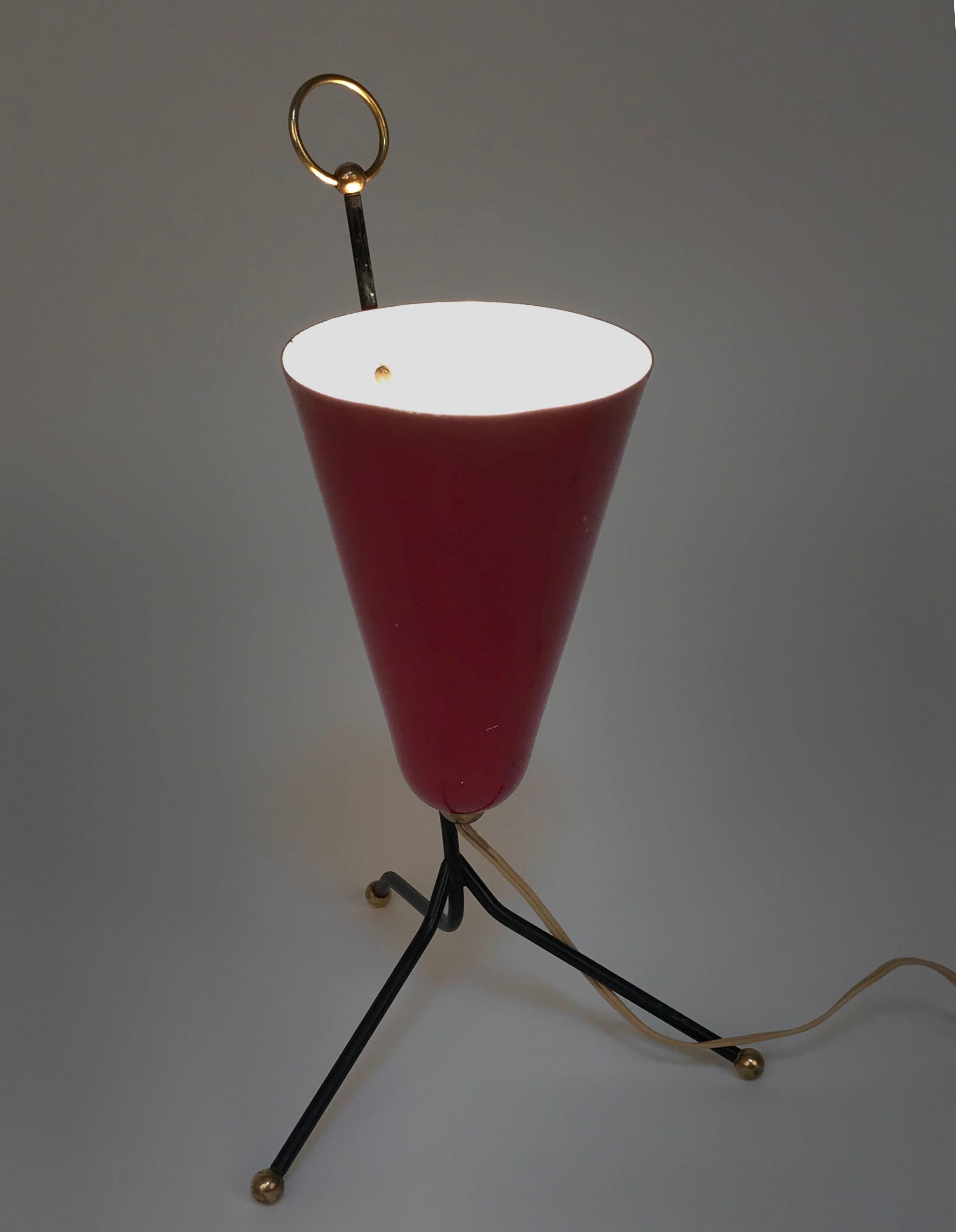 Lampe de table italienne conique à trépied en métal laqué rouge et laiton, années 1950 en vente 1