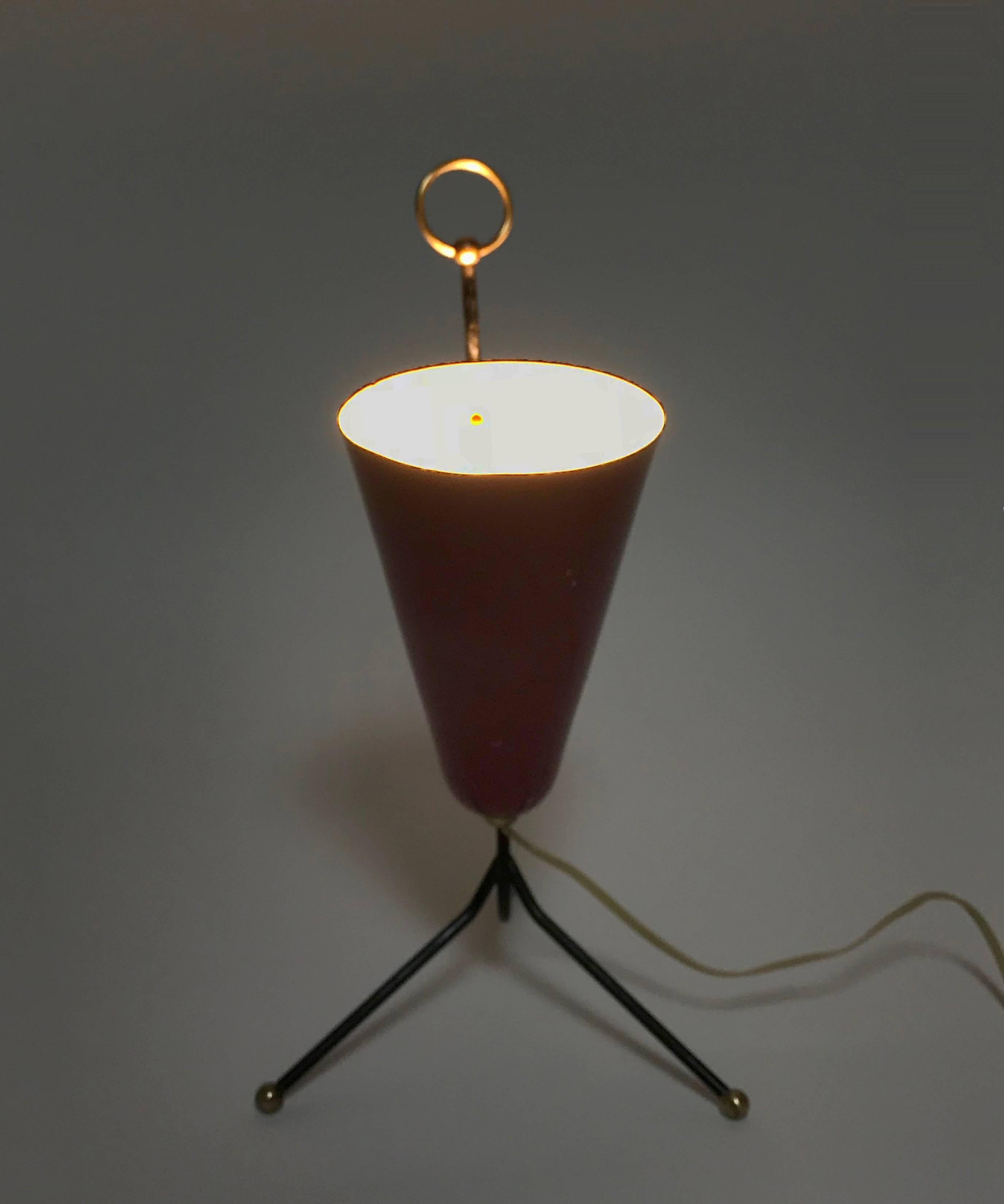 Lampe de table italienne conique à trépied en métal laqué rouge et laiton, années 1950 en vente 2