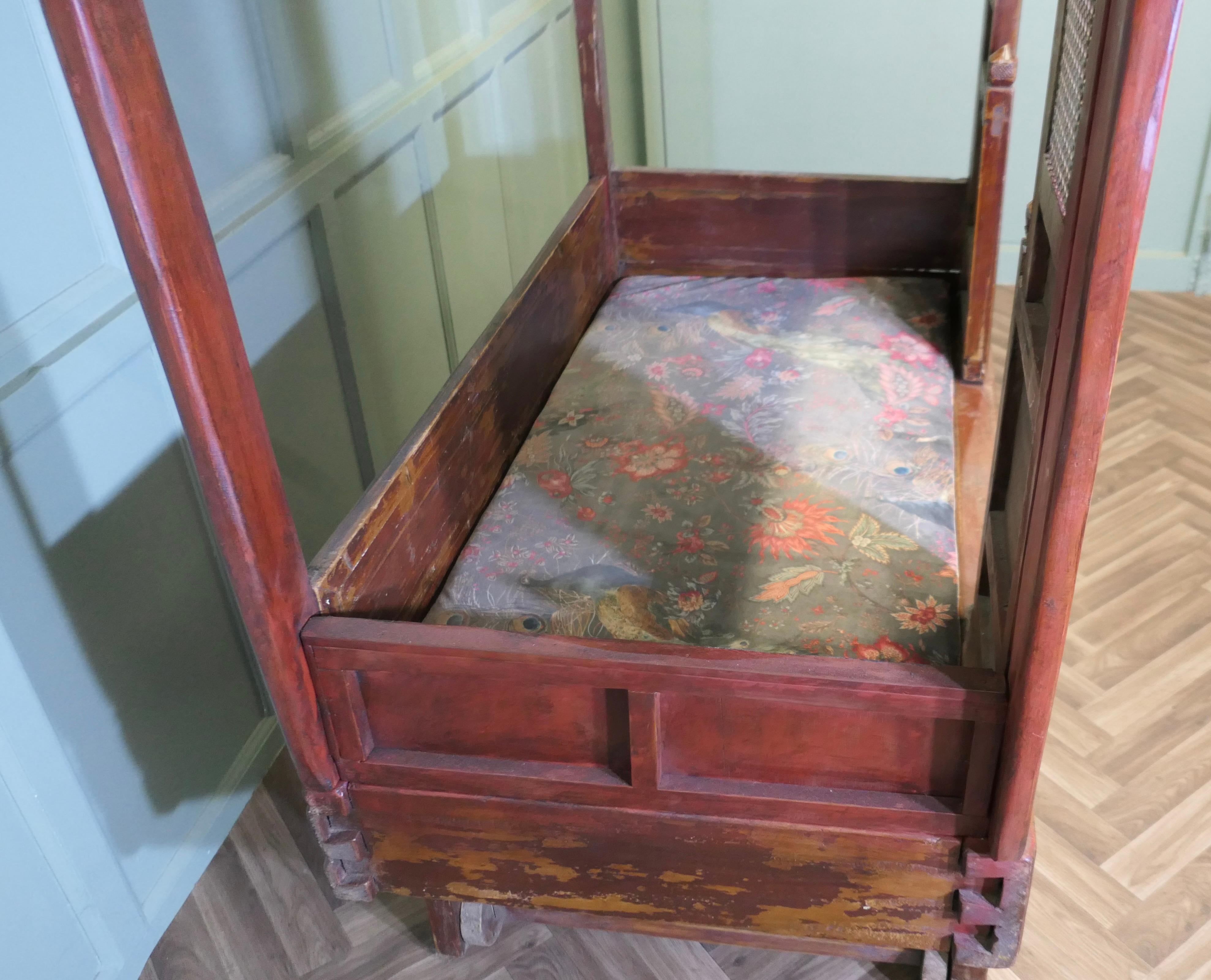 Lit ou lit de mariage en opium laqué rouge  Le lit Opium est un lieu de tranquillité en vente 4