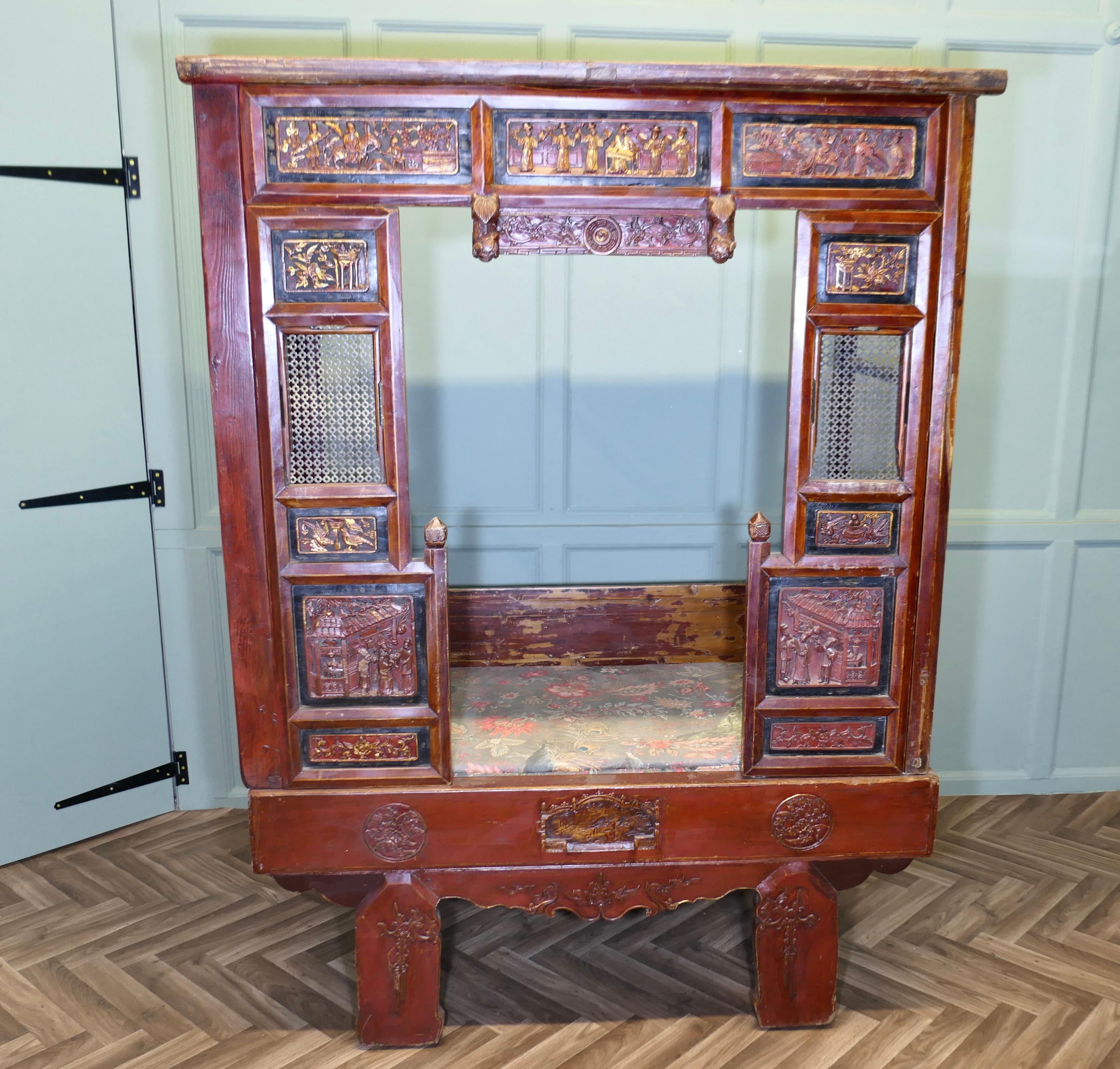 Chinoiseries Lit ou lit de mariage en opium laqué rouge  Le lit Opium est un lieu de tranquillité en vente