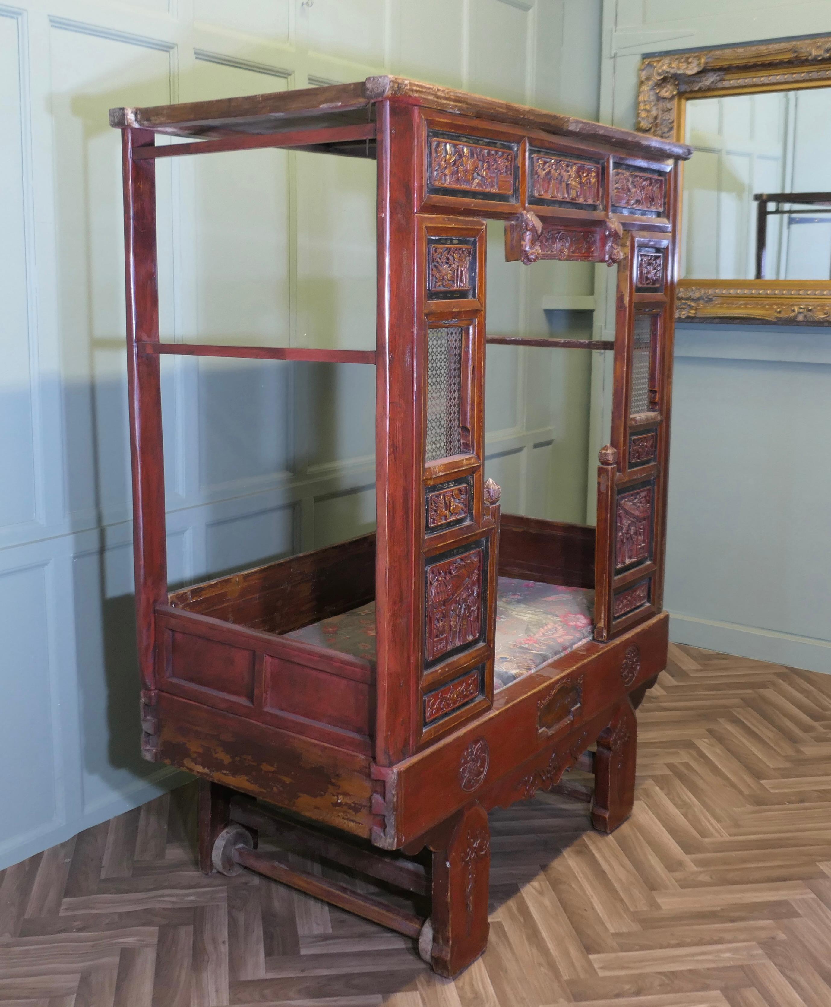 Lit ou lit de mariage en opium laqué rouge  Le lit Opium est un lieu de tranquillité en vente 1