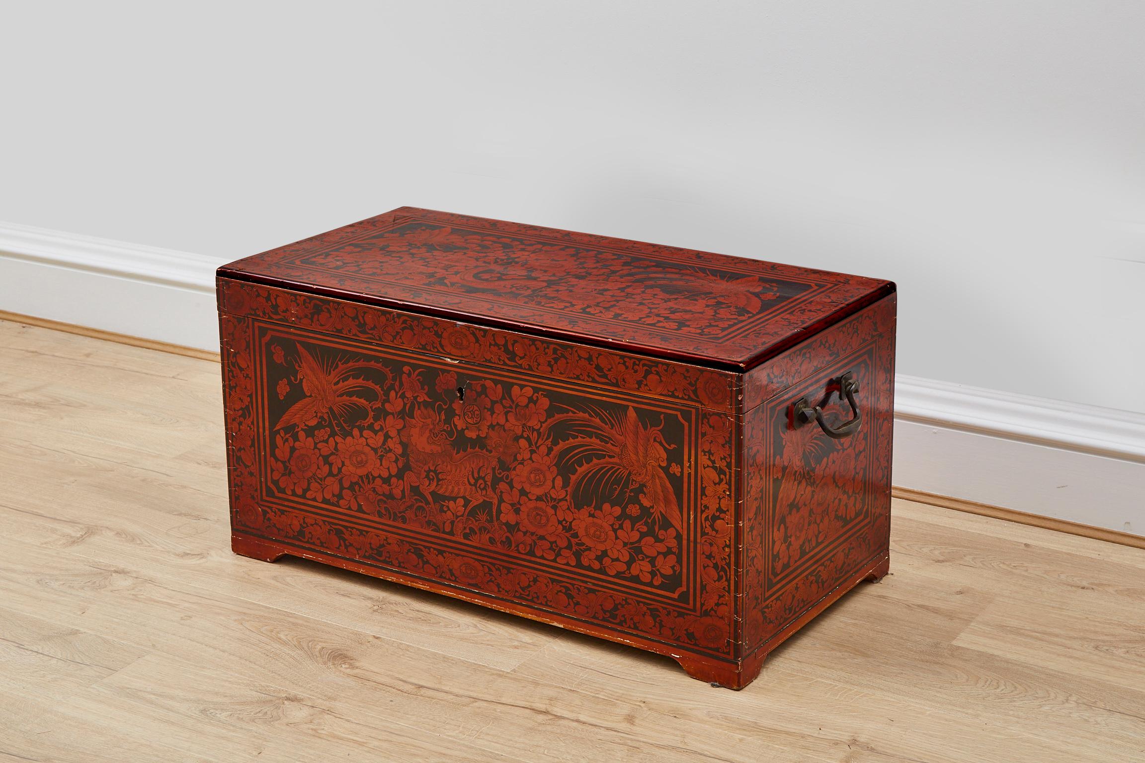 Red Lacquered Painted Chinese Trunk with Compartments and Counters Early 20th C. In Good Condition In London, GB