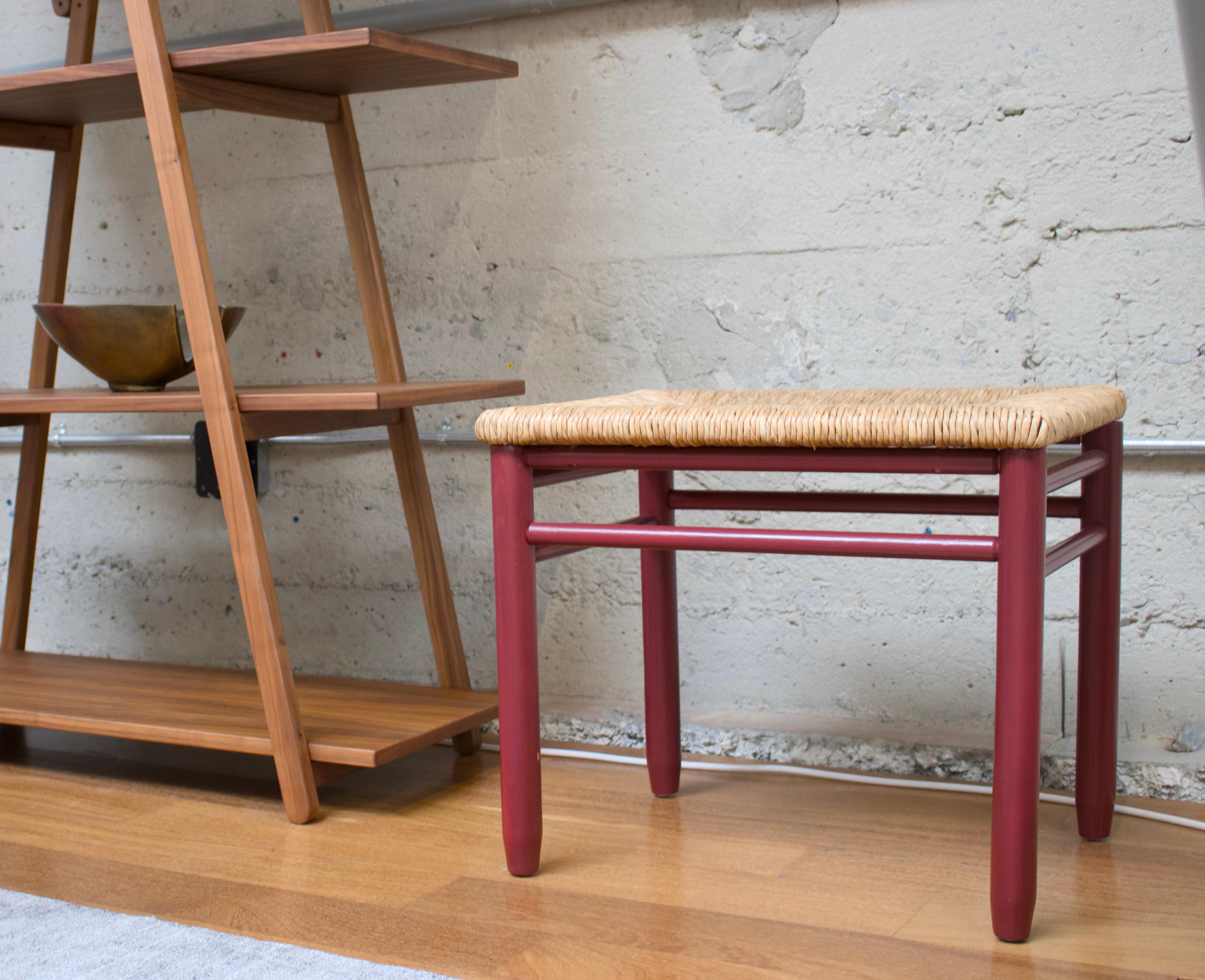 Taburetes de madera lacada roja y junco, modernos de mediados de siglo de 1970 Moderno de mediados de siglo en venta