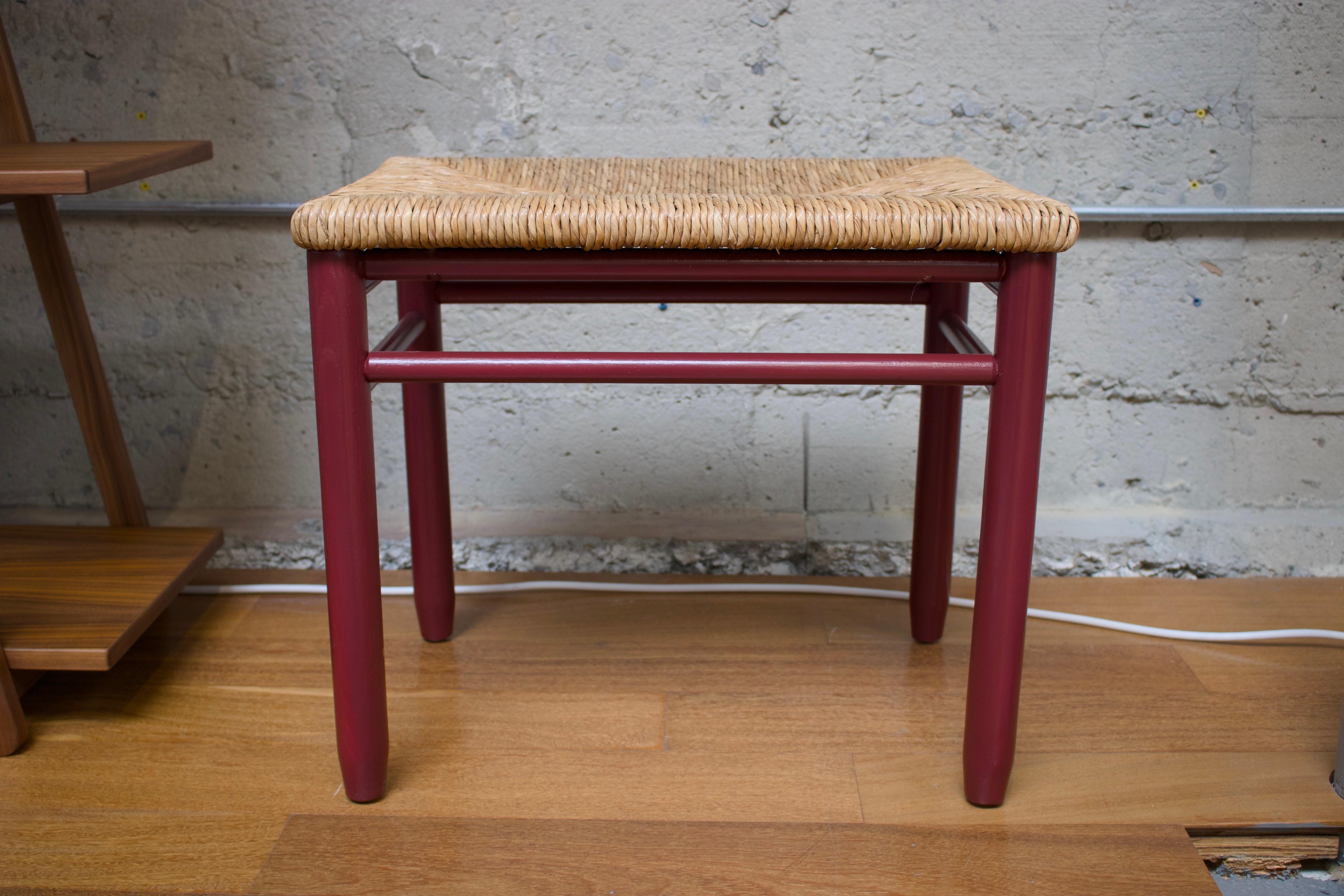 Taburetes de madera lacada roja y junco, modernos de mediados de siglo de 1970 Francés en venta