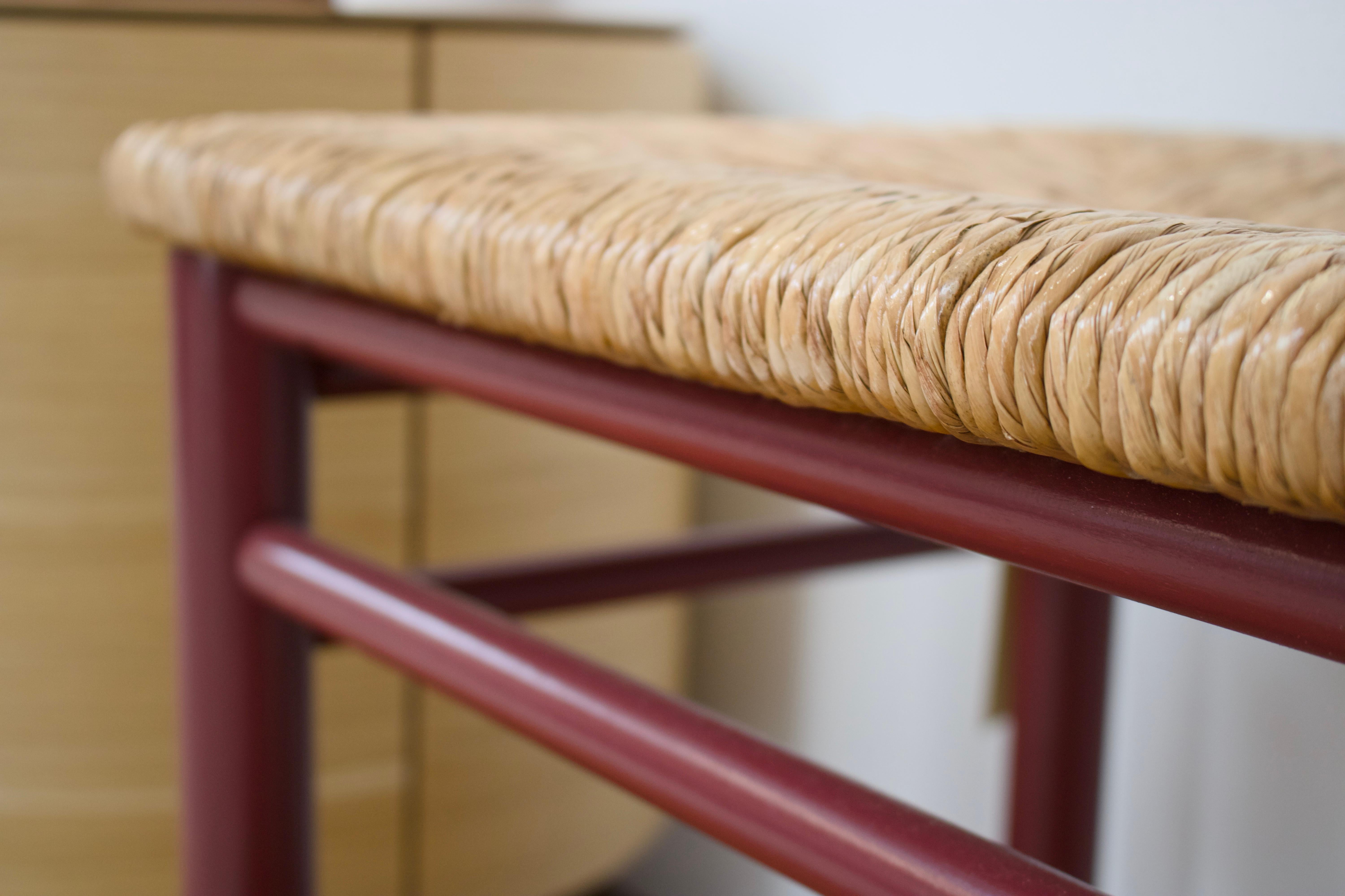 Taburetes de madera lacada roja y junco, modernos de mediados de siglo de 1970 Lacado en venta