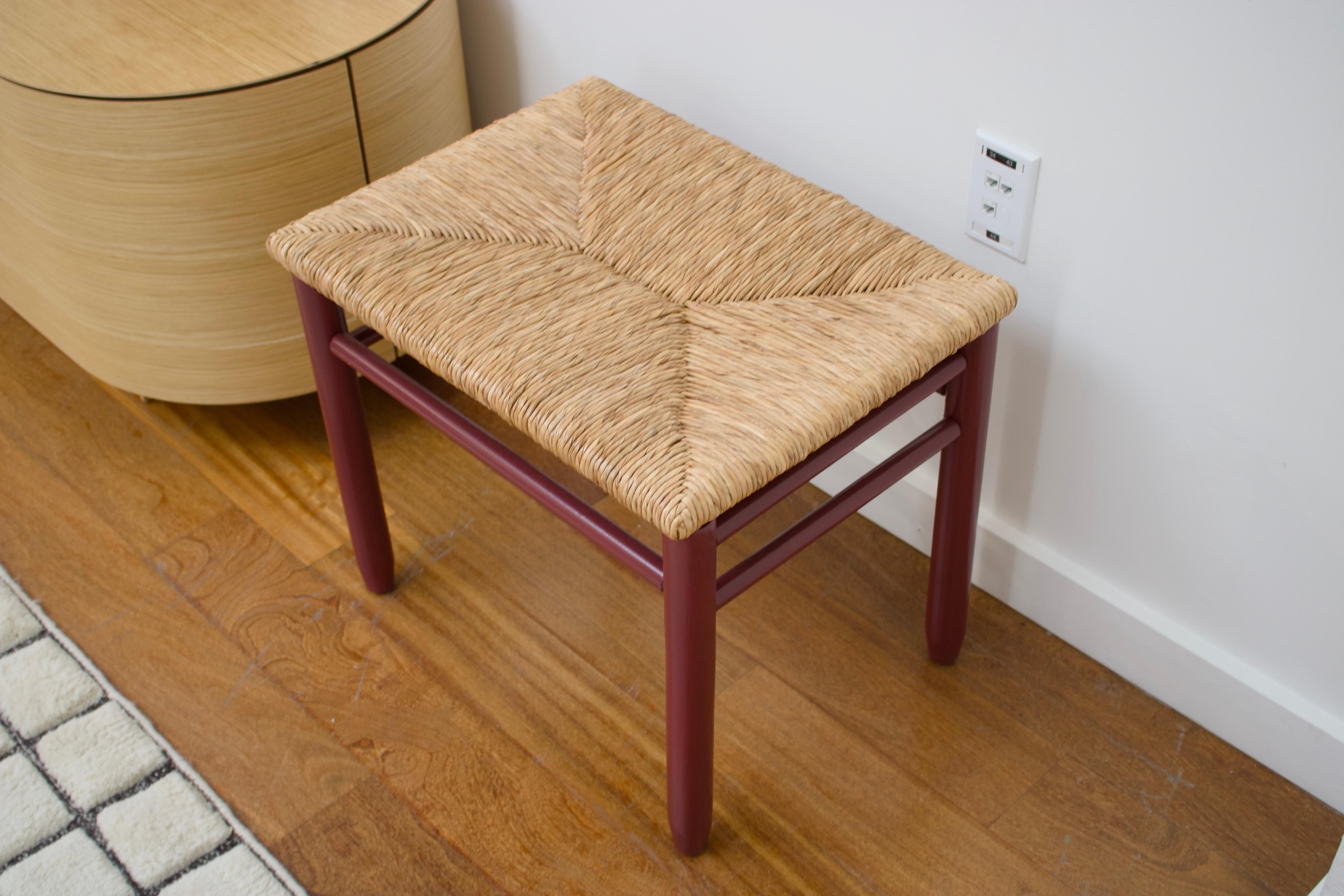Taburetes de madera lacada roja y junco, modernos de mediados de siglo de 1970 en Bueno estado para la venta en San Francisco, US