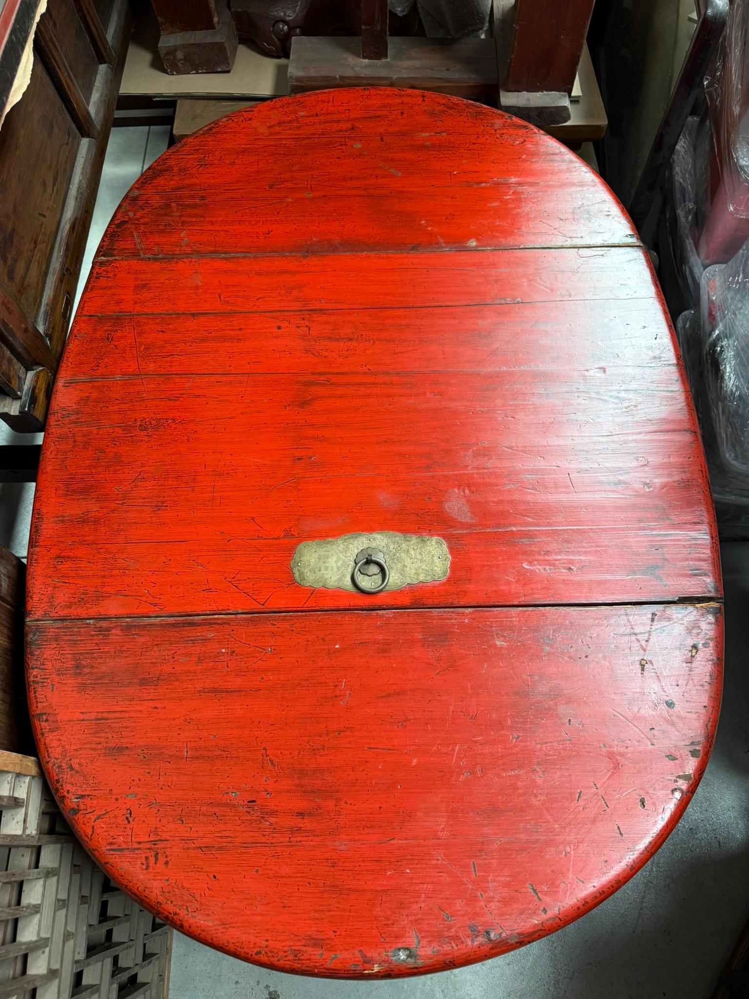 Baignoire en bois massif laqué rouge. La partie centrale du plateau s'enlève pour révéler un espace important pour le trempage ou le stockage. Intérieur en excellent état. La laque rouge, couleur de bon augure pour le sud de la Chine, symbolise la