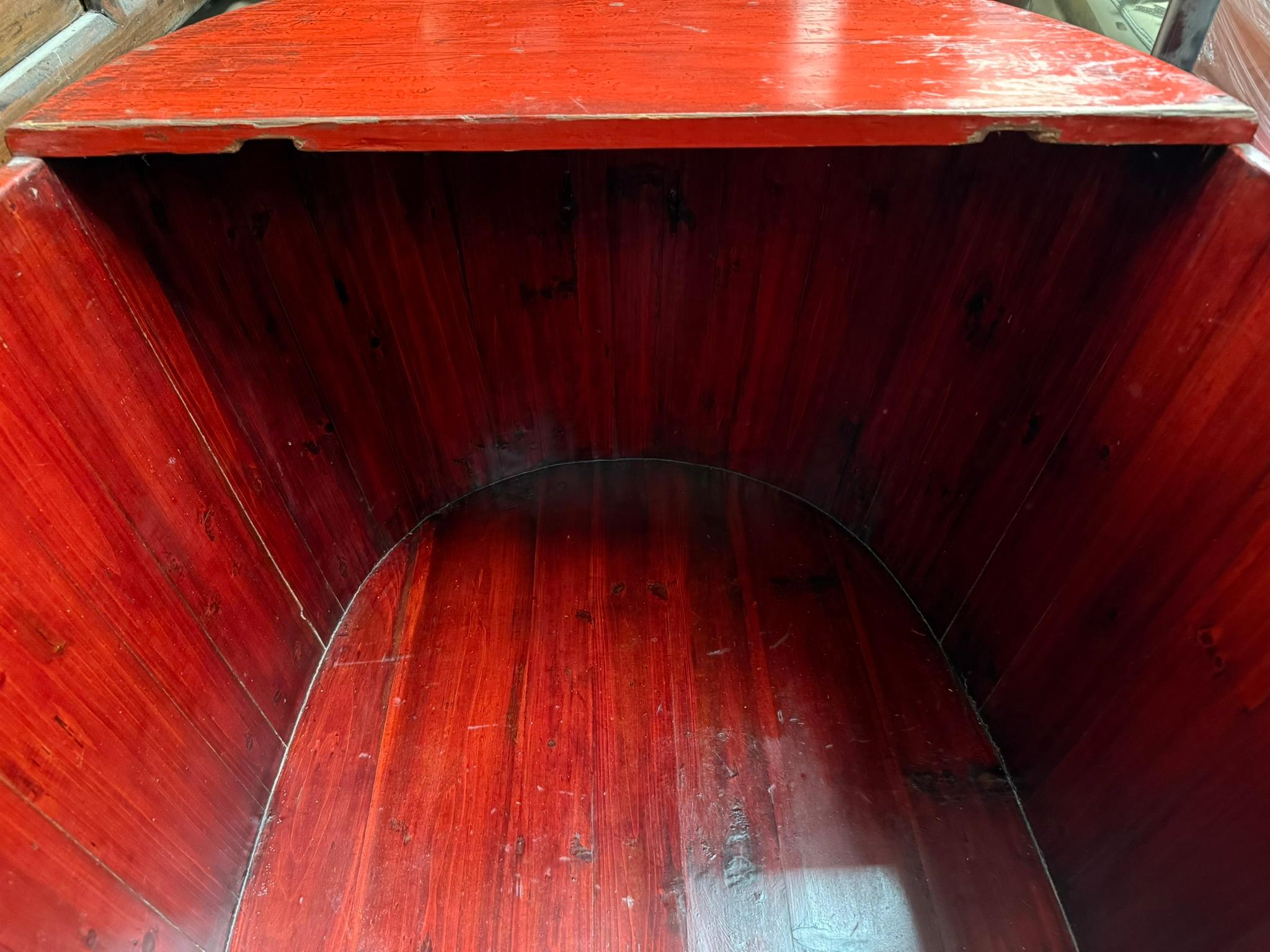 Baignoire en bois laqué rouge Bon état à Somis, CA
