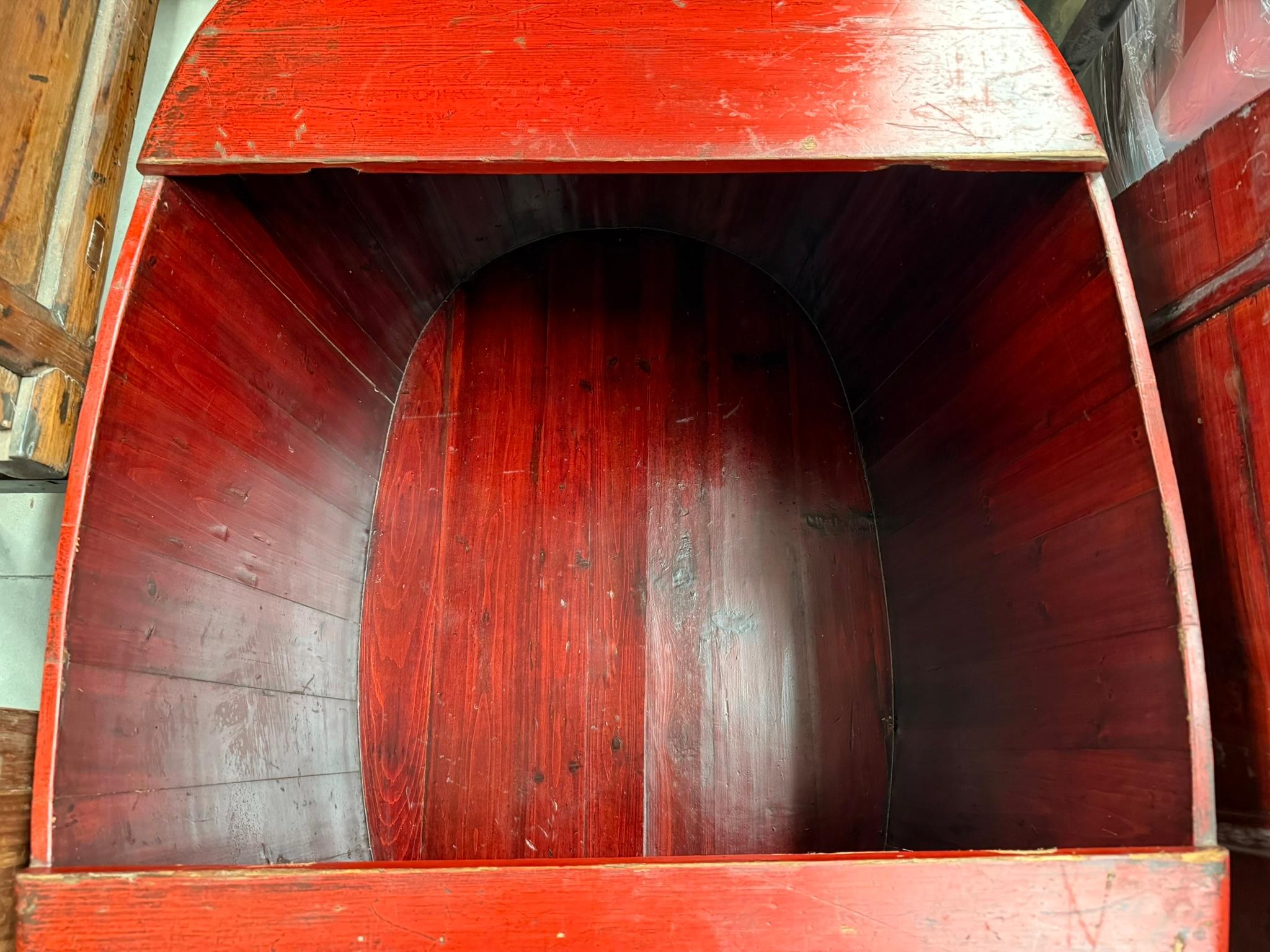 XIXe siècle Baignoire en bois laqué rouge