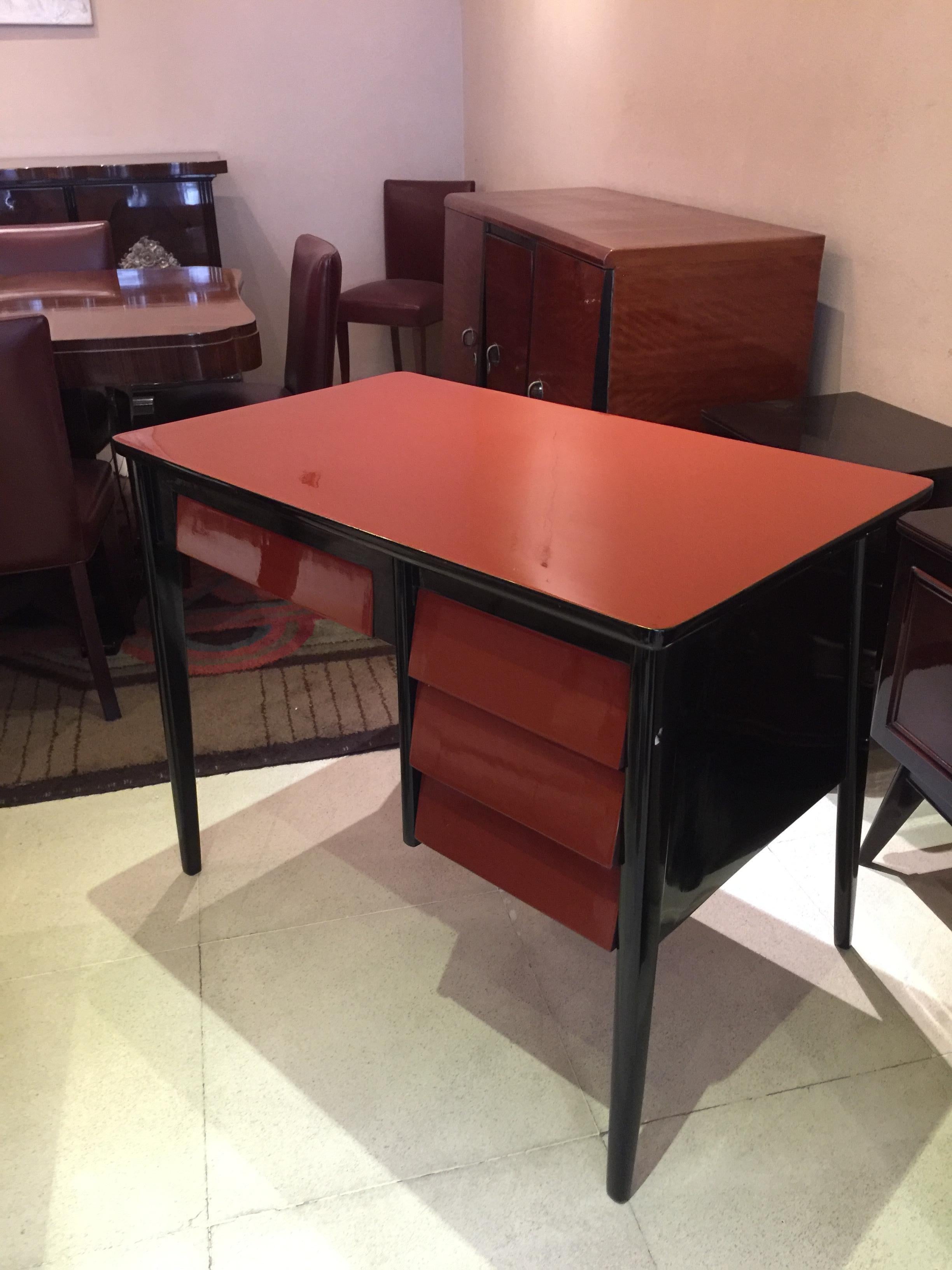 Red Lacquered Wood Desk from the 50s, Italian In Good Condition For Sale In Ciudad Autónoma Buenos Aires, C