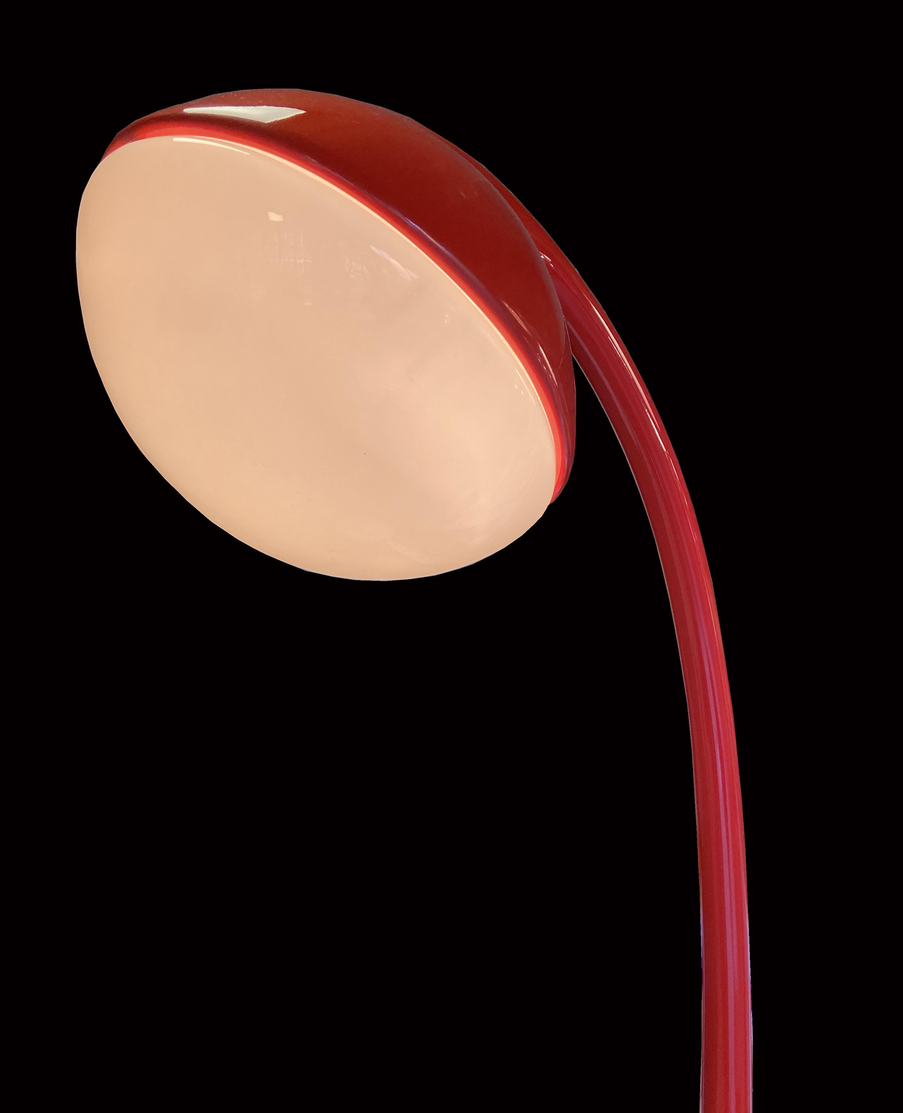 Lampe standard rouge 'Lampione' de Fabio Lenci pour Guzzini Bon état - En vente à Little Burstead, Essex
