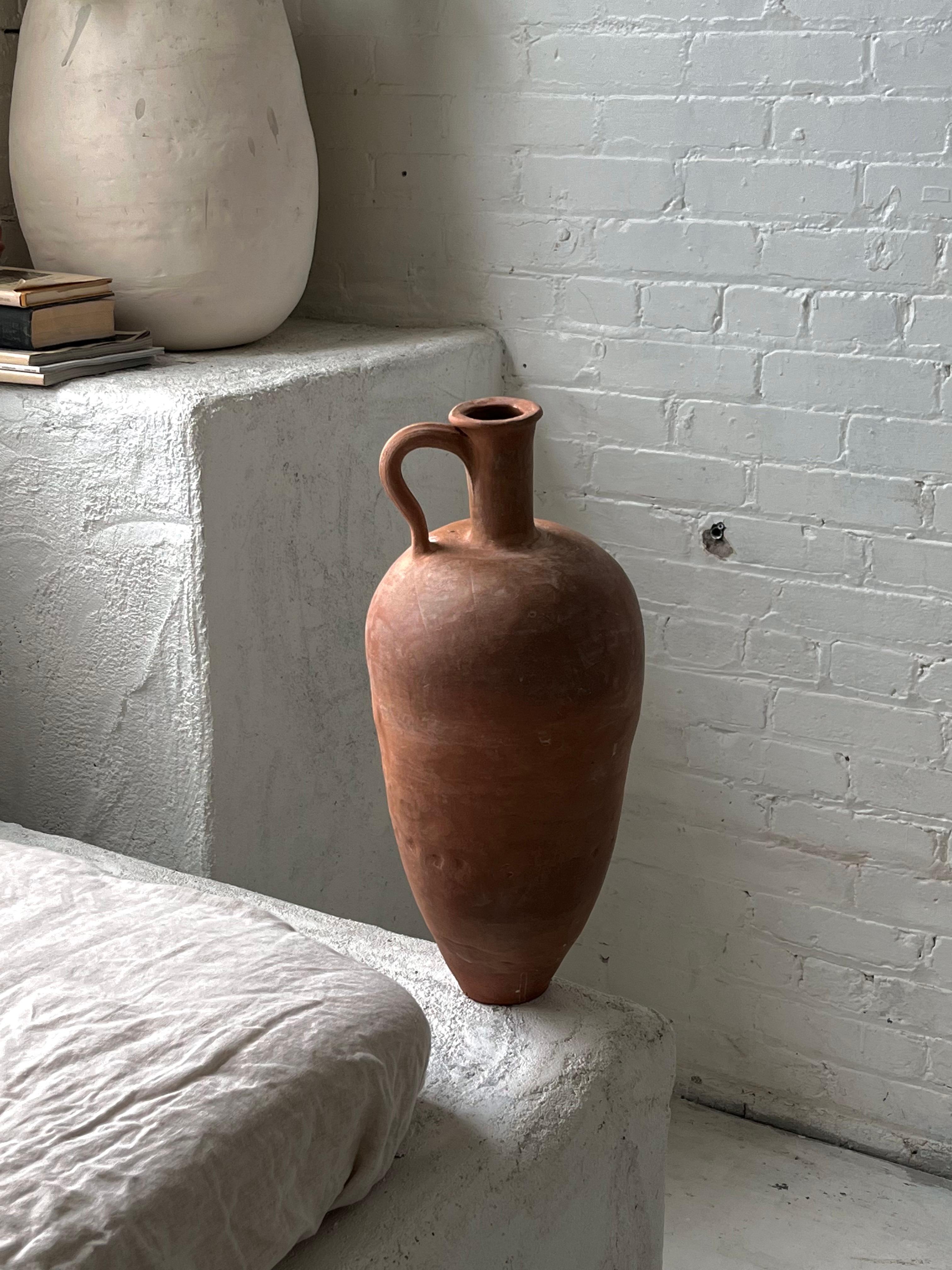 Red Large Jug by Solem Ceramics
Dimensions: Ø 25.5 x H 48.5 cm.
Materials: Red stoneware, glaze.
This jug is water safe. Please contact us.

Solem’s work pulls from memories of the architecture and community within SWANA and Southeast Asia thorough