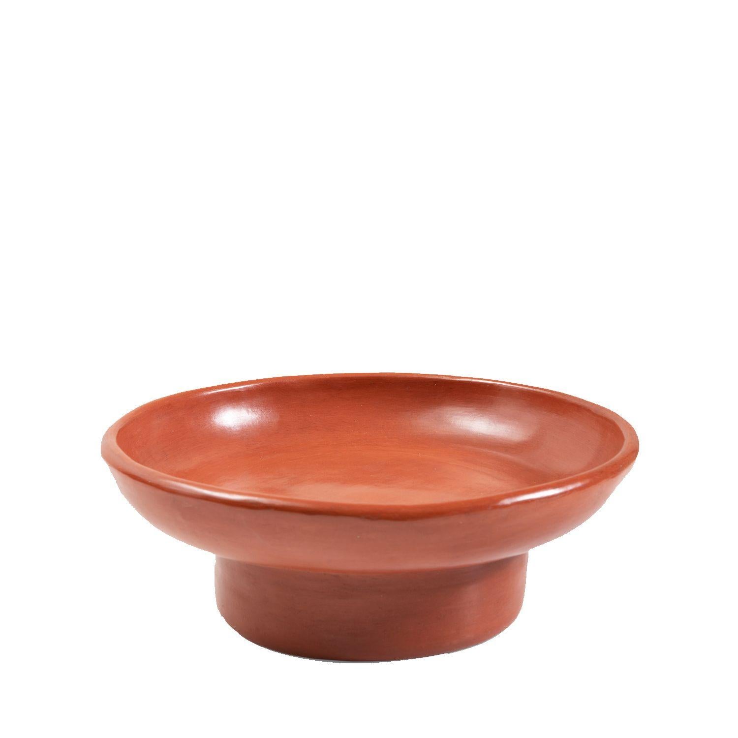 Vassoio grande rosso 2 di Sebastian Herkner
Materiali: Ceramica rossa resistente al calore. 
Tecnica: Smaltato. Cotto al forno e lucidato con pietre semi-preziose. 
Dimensioni: Diametro 44 cm x H. 15 cm 
Disponibile nelle taglie small e mini.