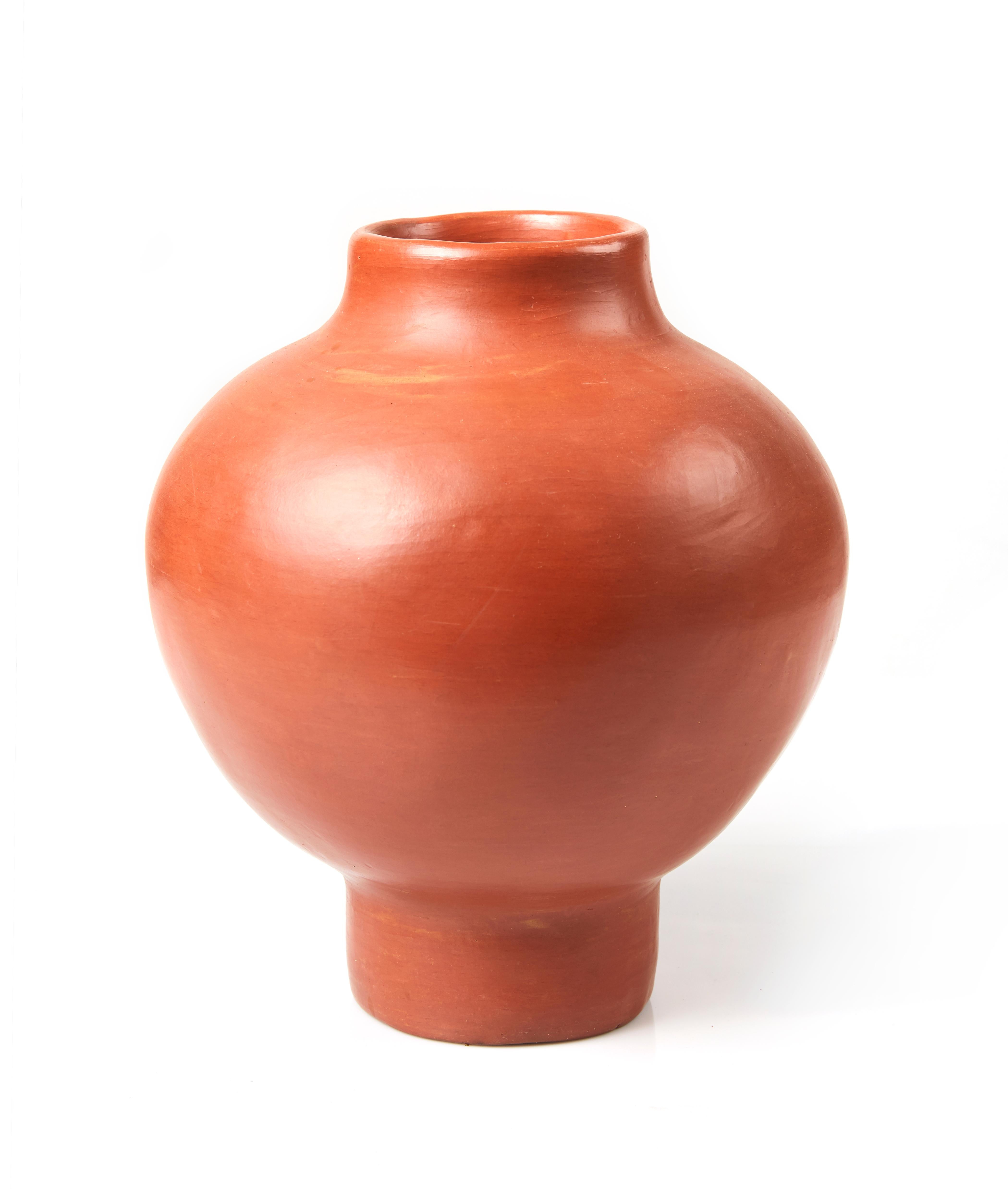 Rote große Vase von Sebastian Herkner
MATERIALIEN: Hitzebeständige rote Keramik. 
Technik: Glasiert. Im Ofen gegart und mit Halbedelsteinen poliert. 
Abmessungen: Durchmesser 31 cm x Höhe 34 cm 
Erhältlich in den Größen small und mini.

Diese