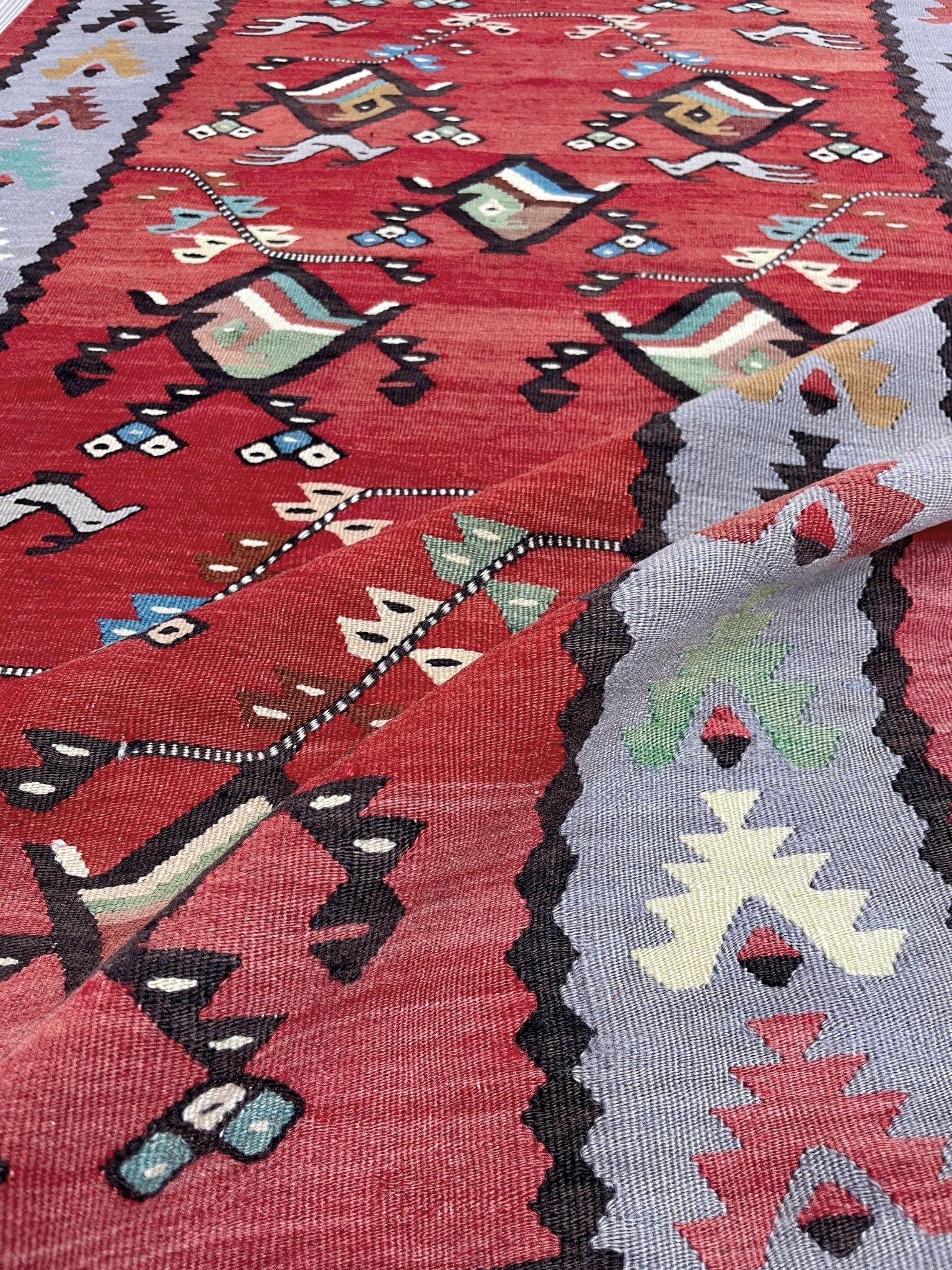 Questo kilim Pirot (Sarkoy) proveniente dai Balcani è un vivace esempio di artigianato del sud-est europeo della metà del XX secolo. Tessuta negli anni '60 con lana filata a mano e tinta naturalmente con radici e piante, presenta i classici motivi