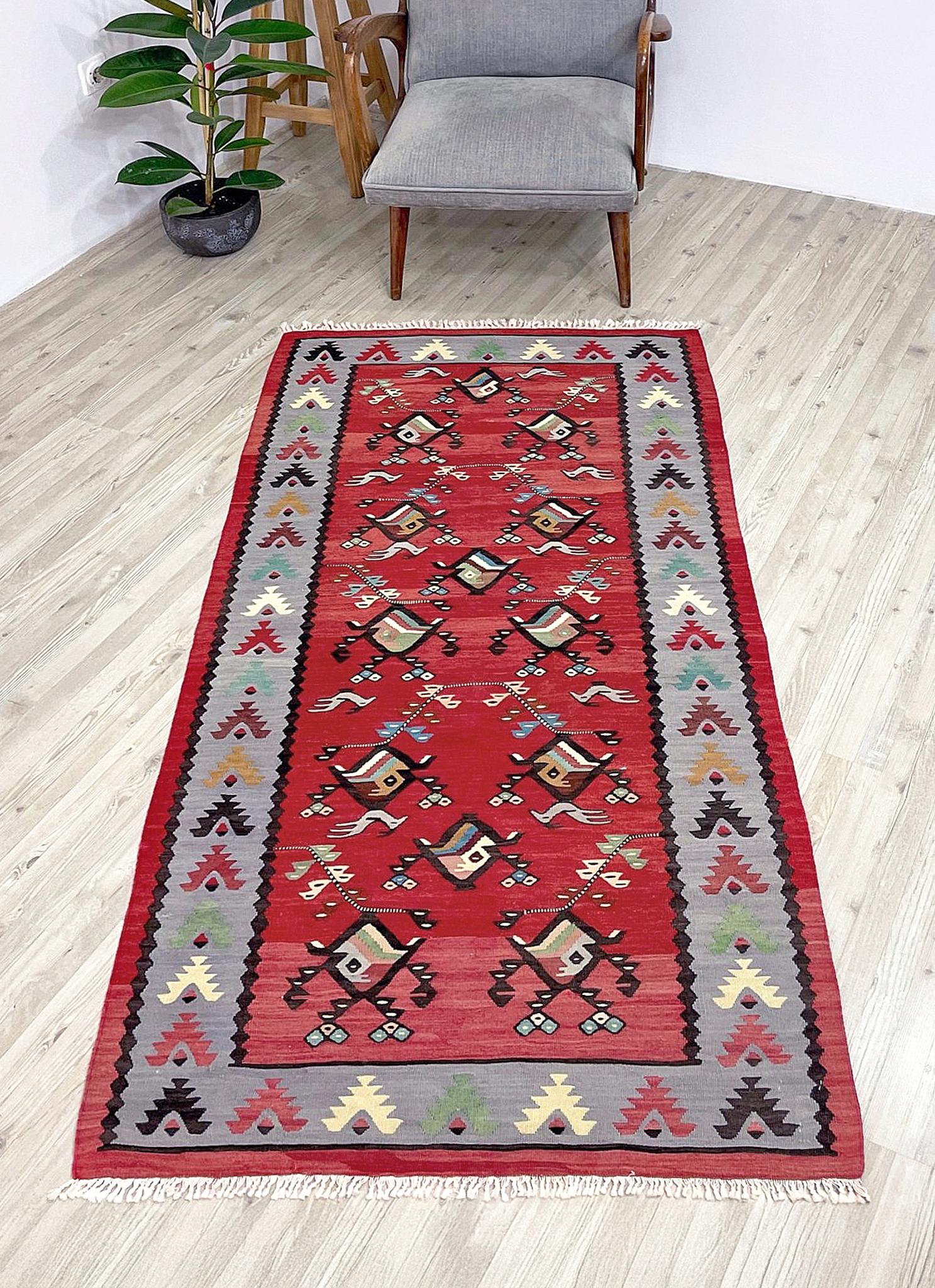 Balcanico Kilim balcanico rosso e lavanda Pirot - Tappeto Vintage a trama piatta (3′×5′) - Europa degli anni '60 in vendita