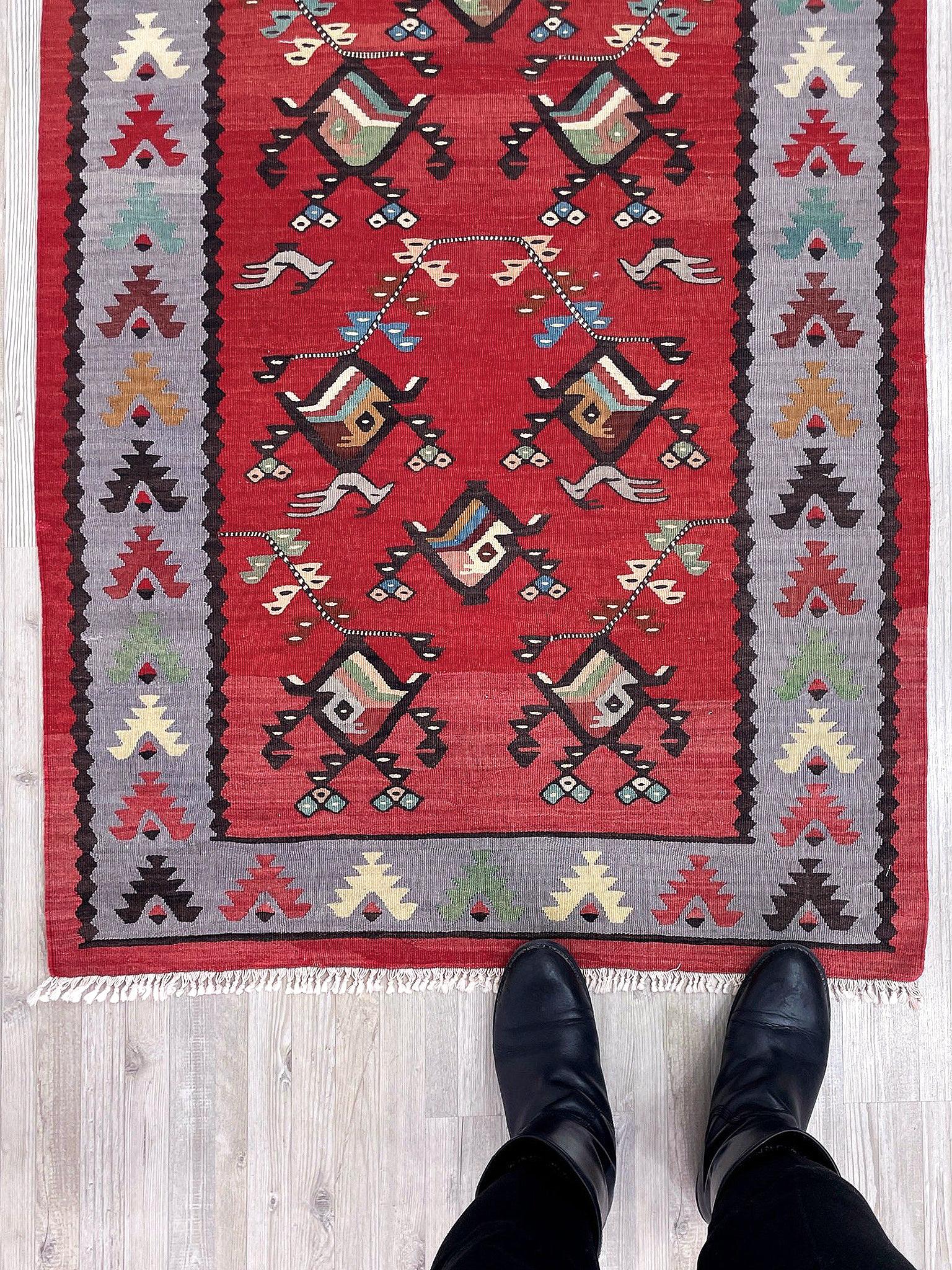 Tessuto a mano Kilim balcanico rosso e lavanda Pirot - Tappeto Vintage a trama piatta (3′×5′) - Europa degli anni '60 in vendita
