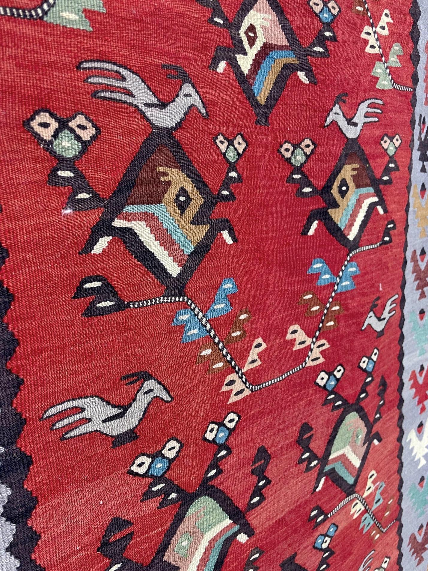 Metà XX secolo Kilim balcanico rosso e lavanda Pirot - Tappeto Vintage a trama piatta (3′×5′) - Europa degli anni '60 in vendita