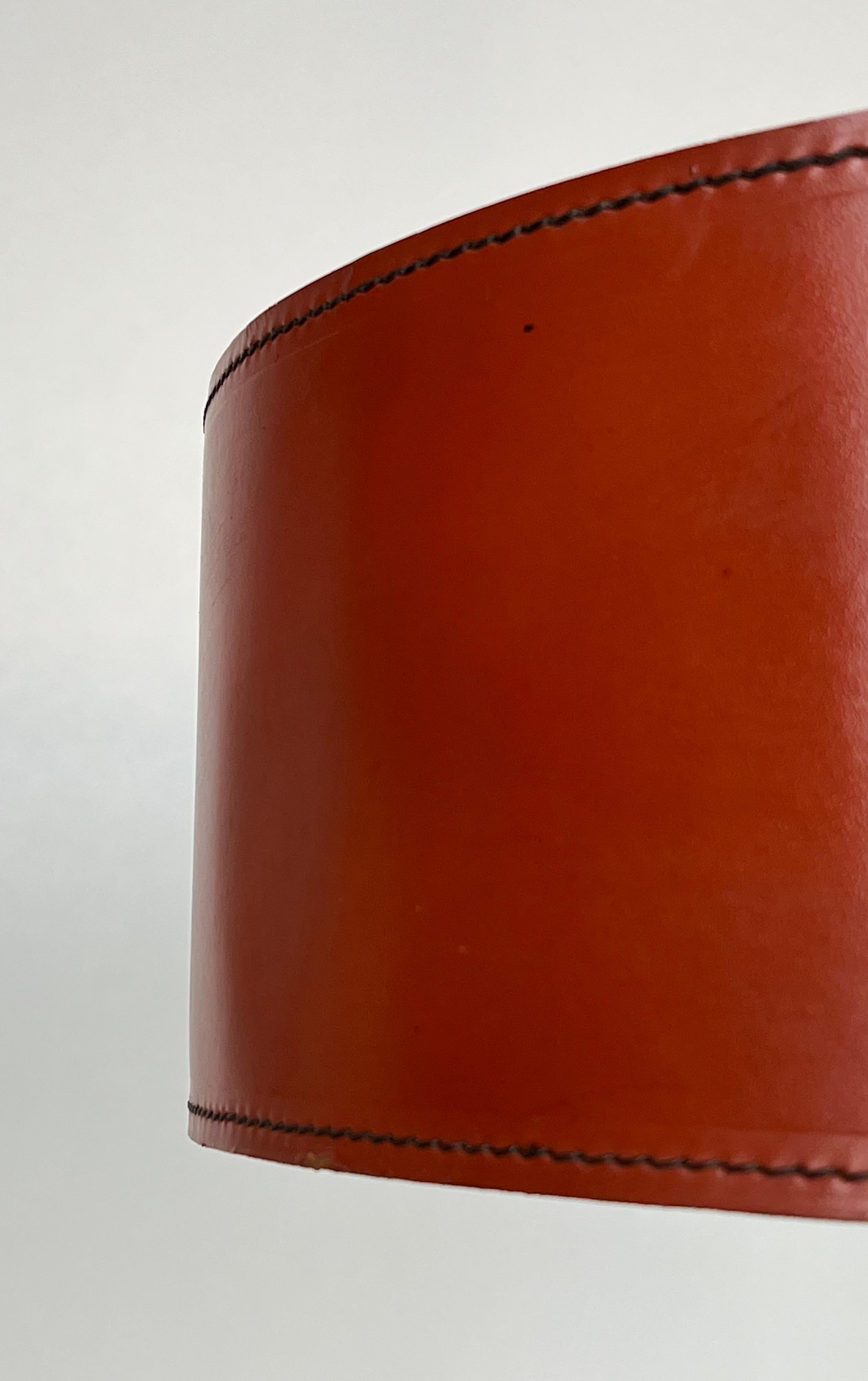 Lampe de bureau en cuir rouge et laiton dans le style de Jacques Adnet en vente 7