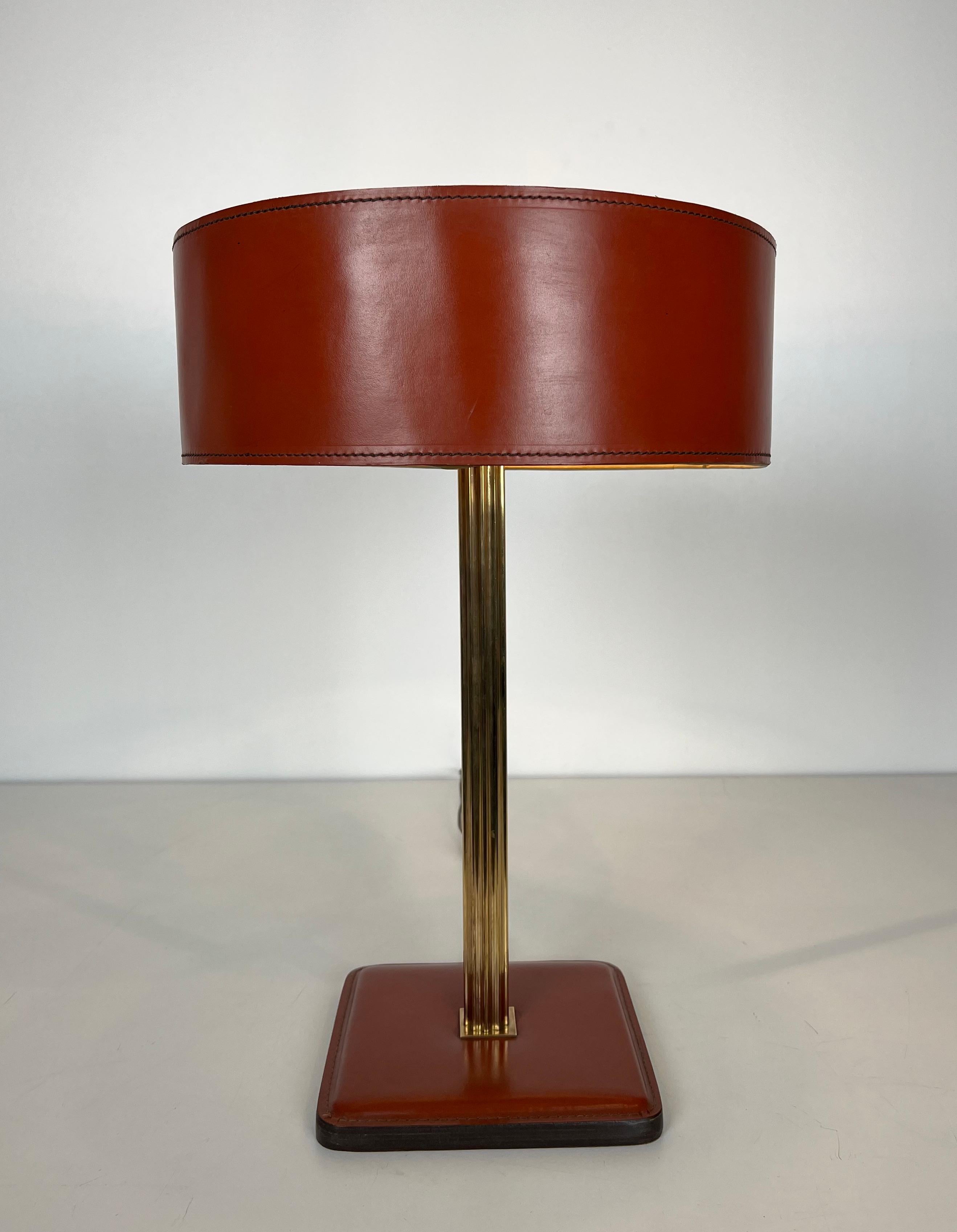Mid-Century Modern Lampe de bureau en cuir rouge et laiton dans le style de Jacques Adnet en vente