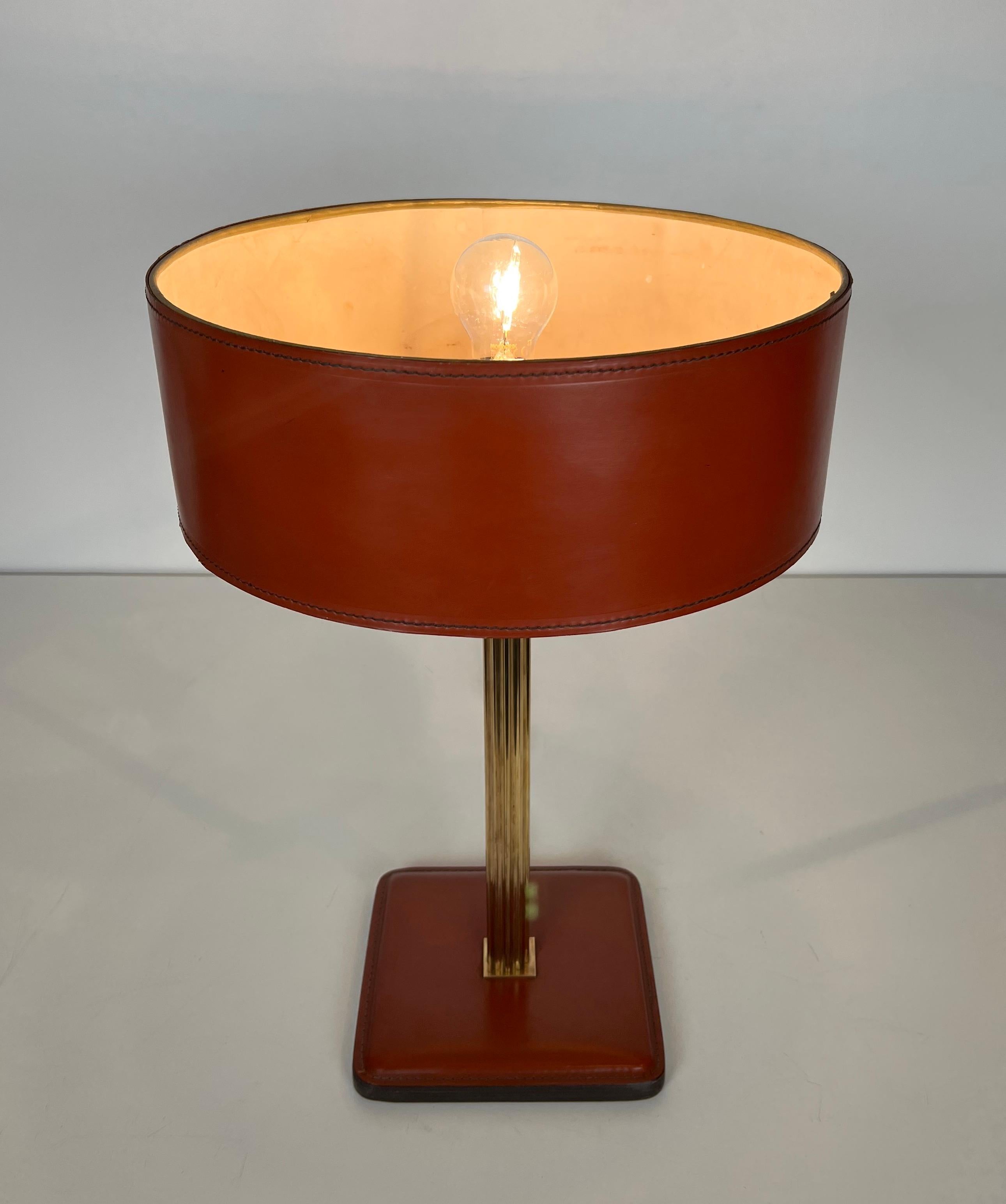 Red Leather and Brass Desk Lamp in the Style of Jacques Adnet In Good Condition For Sale In Marcq-en-Barœul, Hauts-de-France