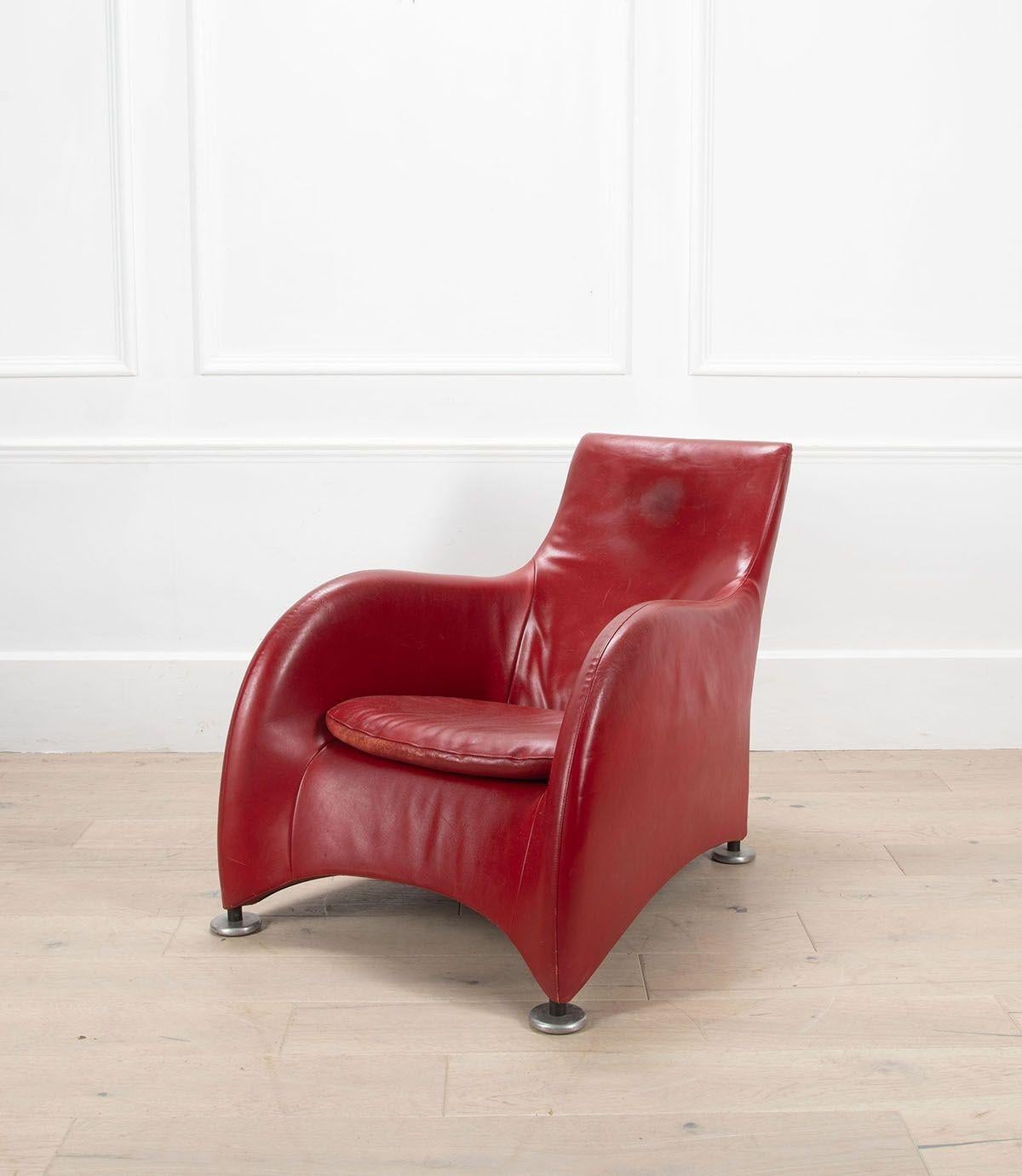 Ein schöner und sehr stilvoller Sessel mit Fußhocker des niederländischen Designers Gerard Van Den Berg aus dem 20.
Dieser atemberaubende und sehr bequeme Stuhl aus den 1980er Jahren hat sein schönes rotes Rindsleder beibehalten, das in gutem