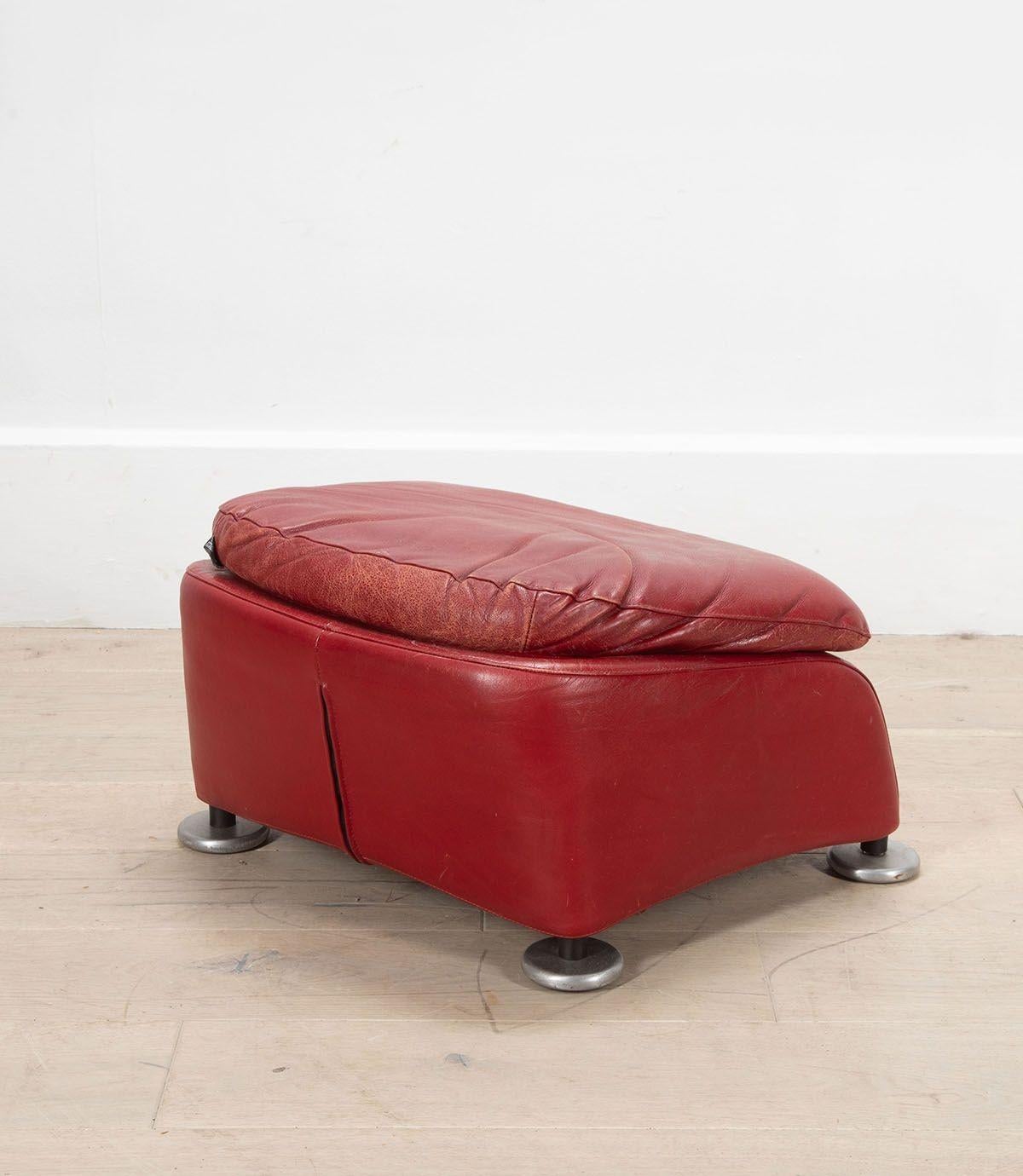 Roter Ledersessel mit Fußhocker von Gerard Van Den Berg (20. Jahrhundert) im Angebot