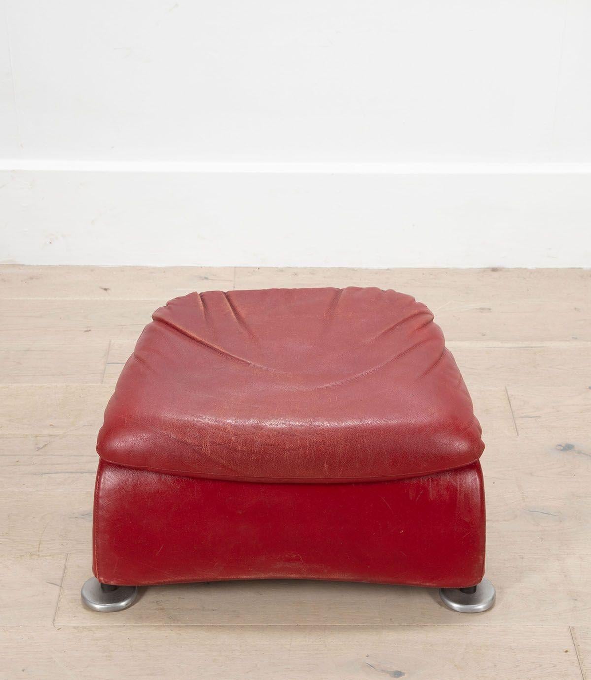 Roter Ledersessel mit Fußhocker von Gerard Van Den Berg (Metall) im Angebot