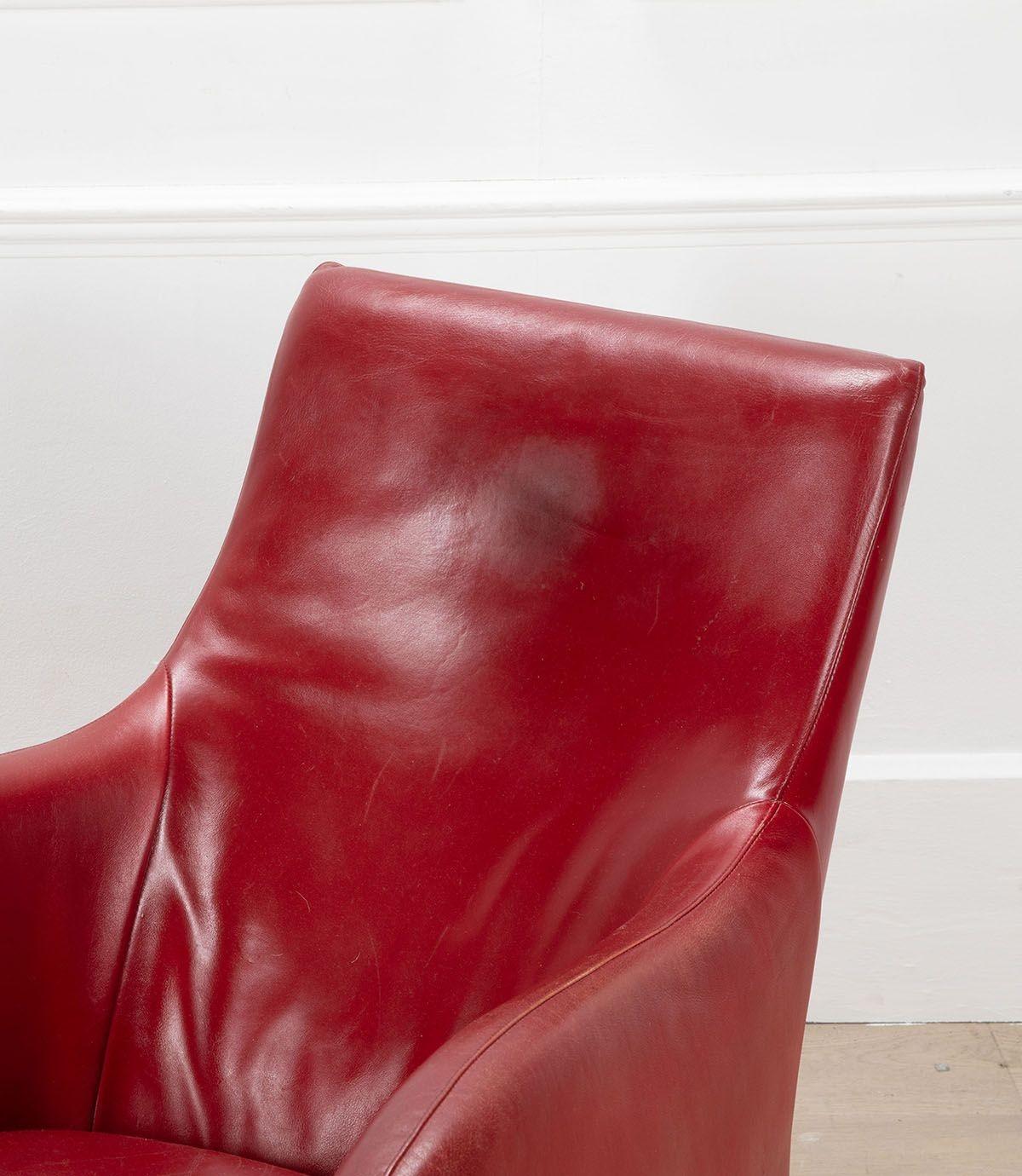 Roter Ledersessel mit Fußhocker von Gerard Van Den Berg im Angebot 1