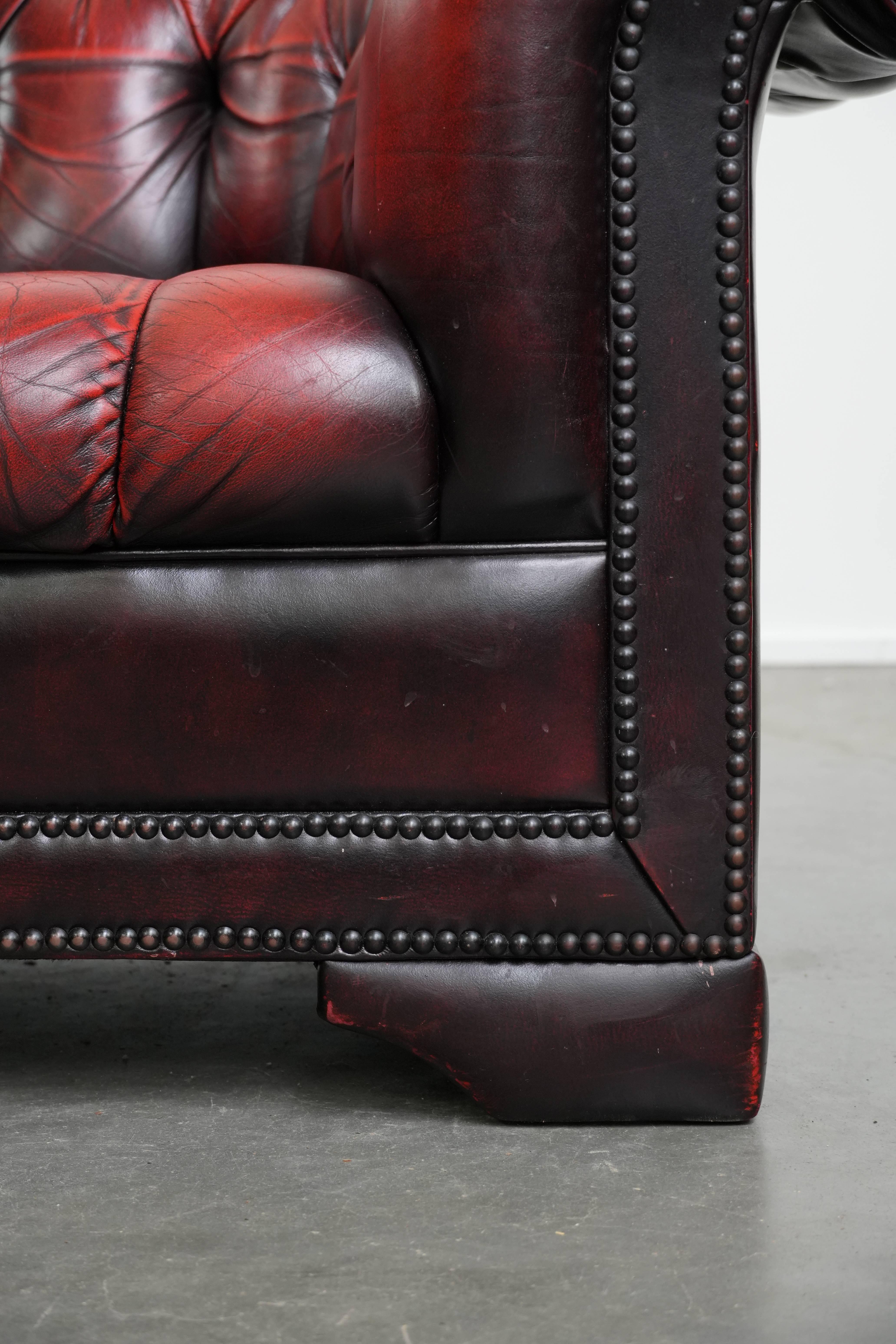 Chesterfield-Sessel aus rotem Leder mit Knöpfen und eleganten runden Formen im Angebot 4