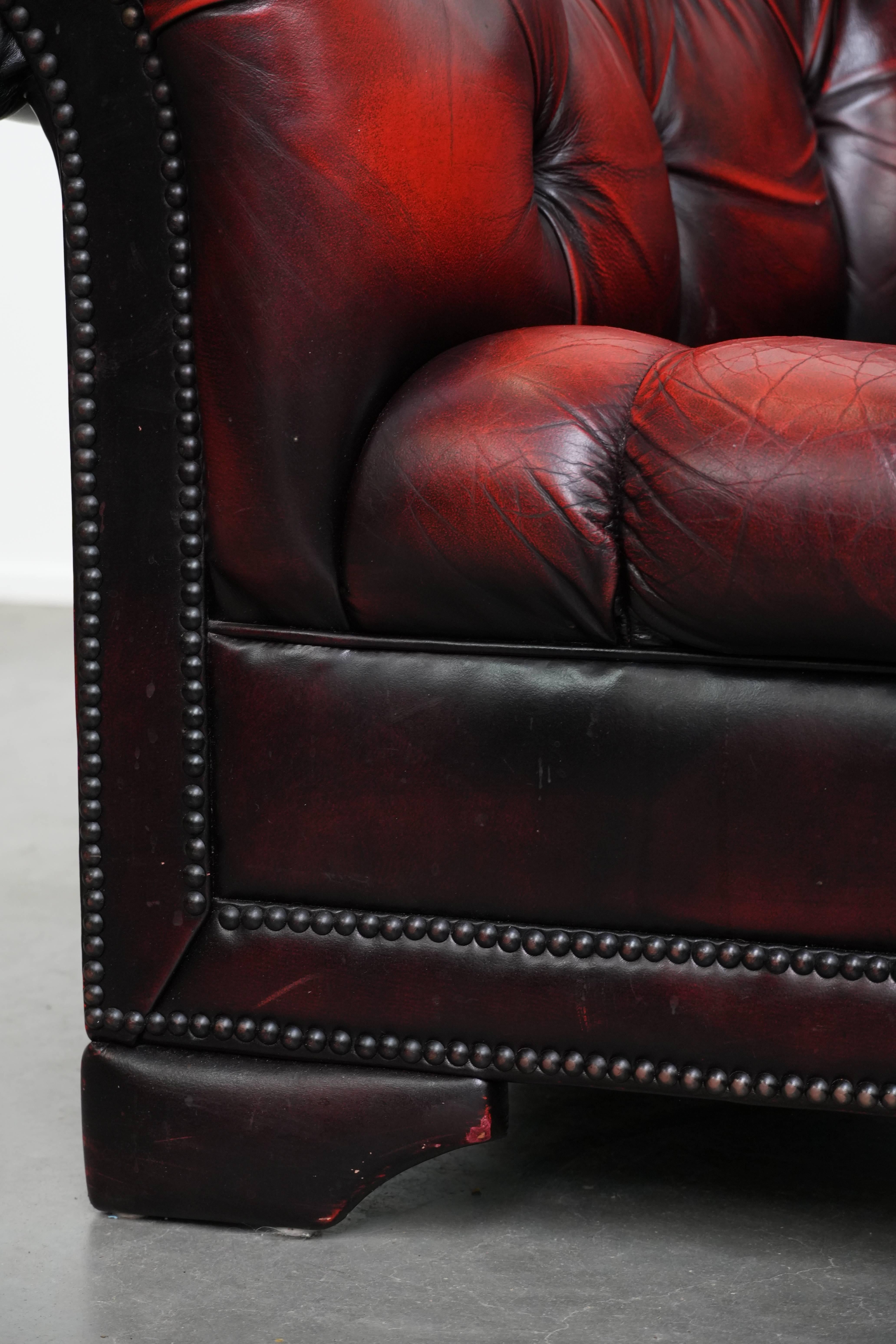 Chesterfield-Sessel aus rotem Leder mit Knöpfen und eleganten runden Formen im Angebot 5