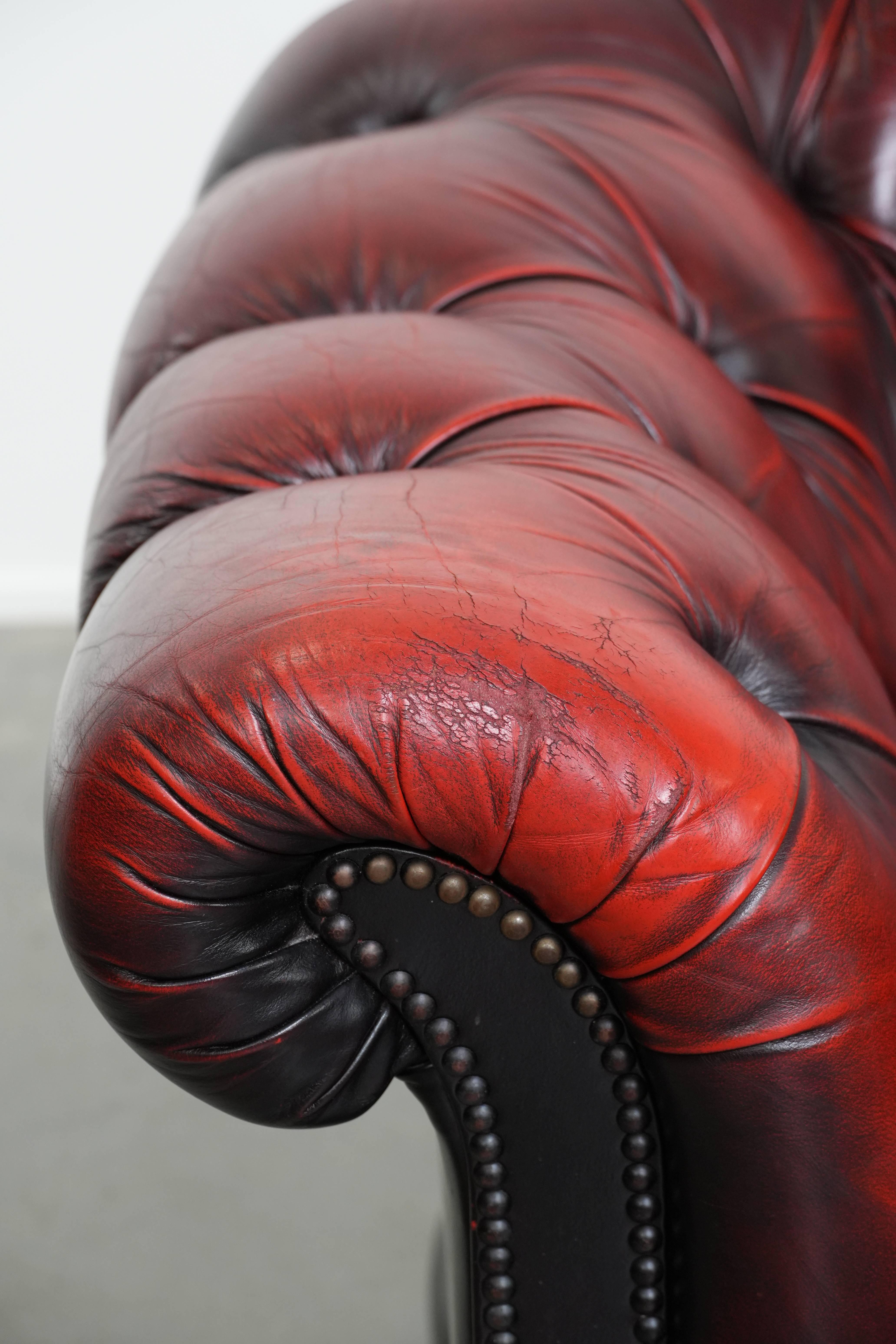Chesterfield-Sessel aus rotem Leder mit Knöpfen und eleganten runden Formen im Angebot 6