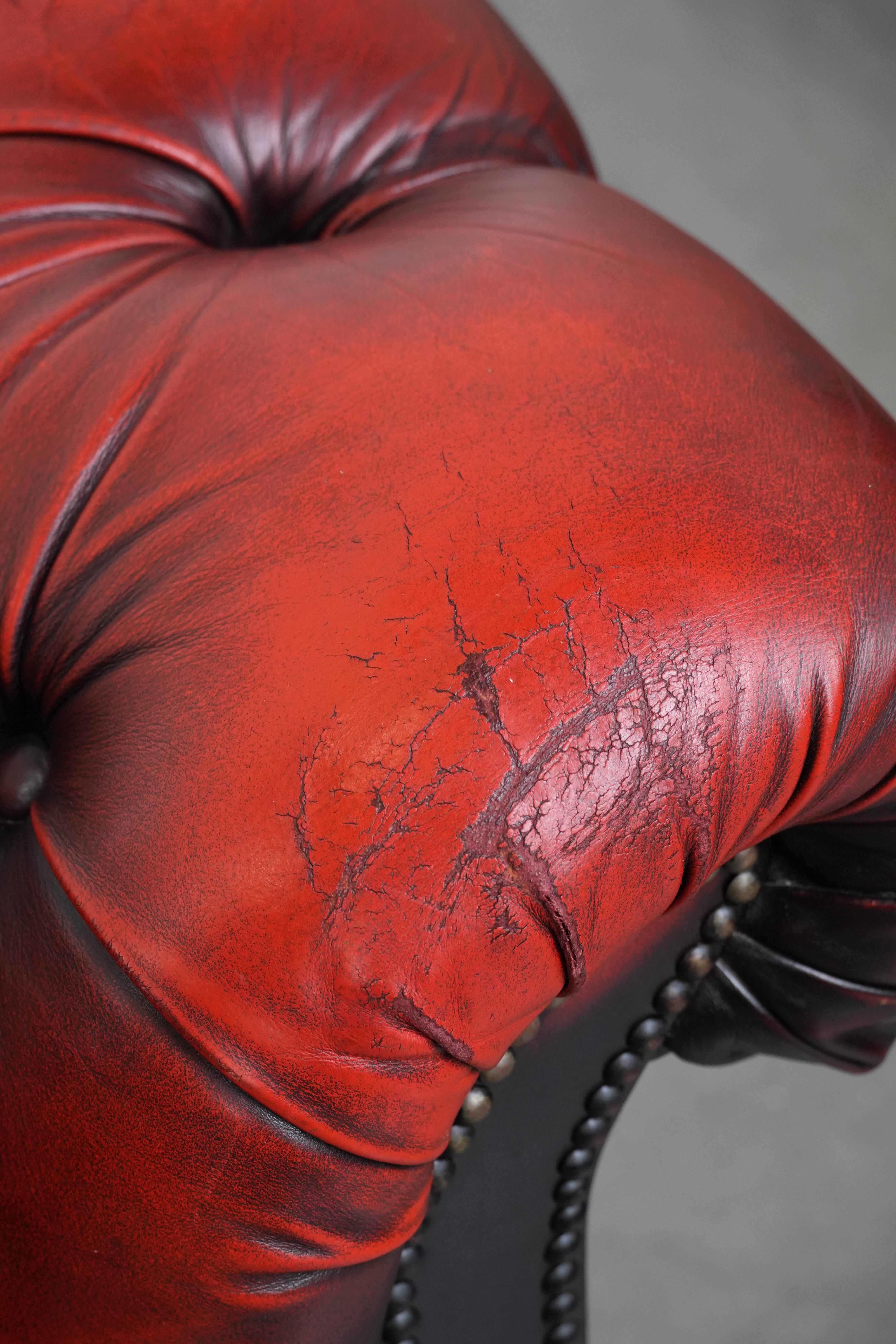 Chesterfield-Sessel aus rotem Leder mit Knöpfen und eleganten runden Formen im Angebot 7