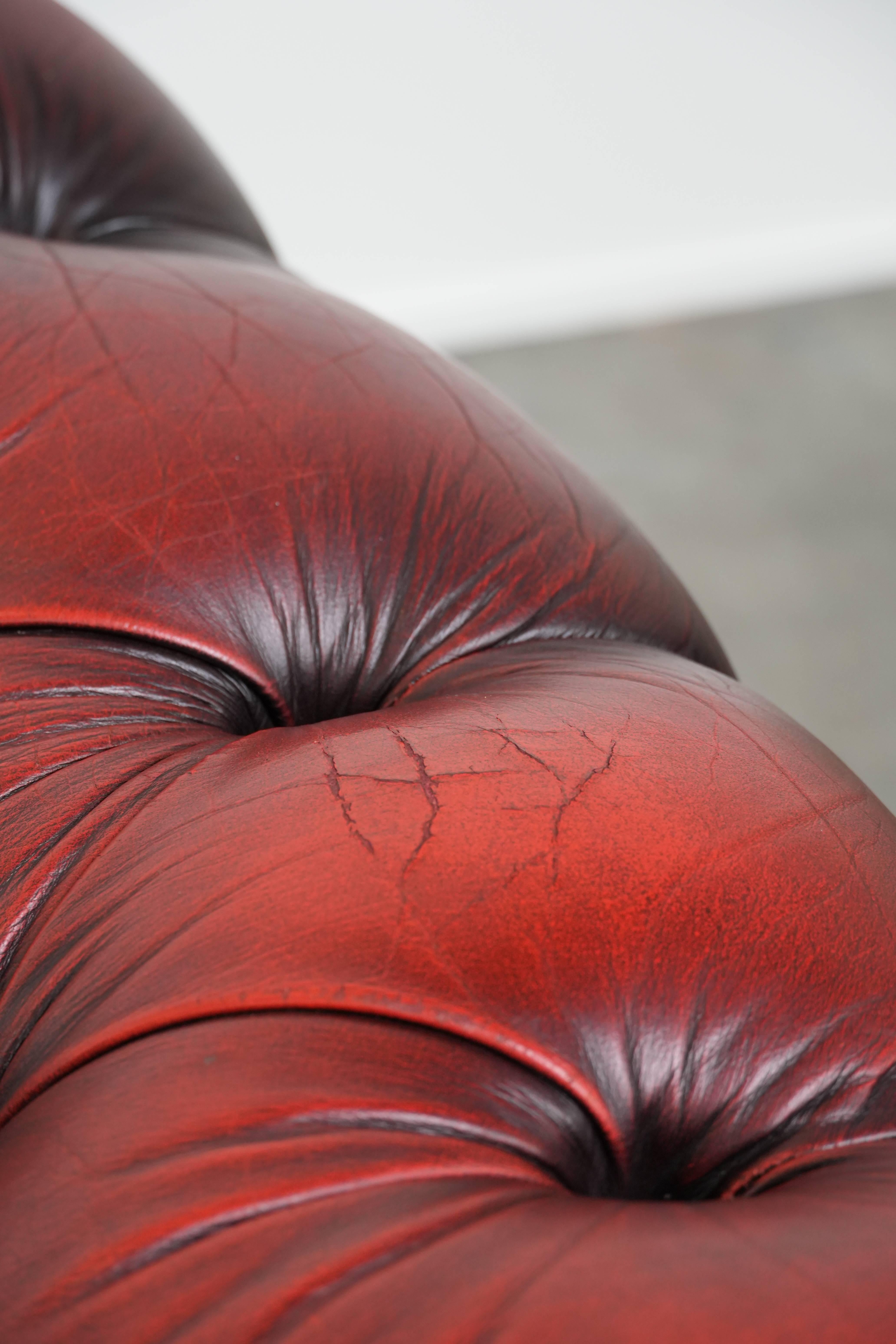 Chesterfield-Sessel aus rotem Leder mit Knöpfen und eleganten runden Formen im Angebot 8