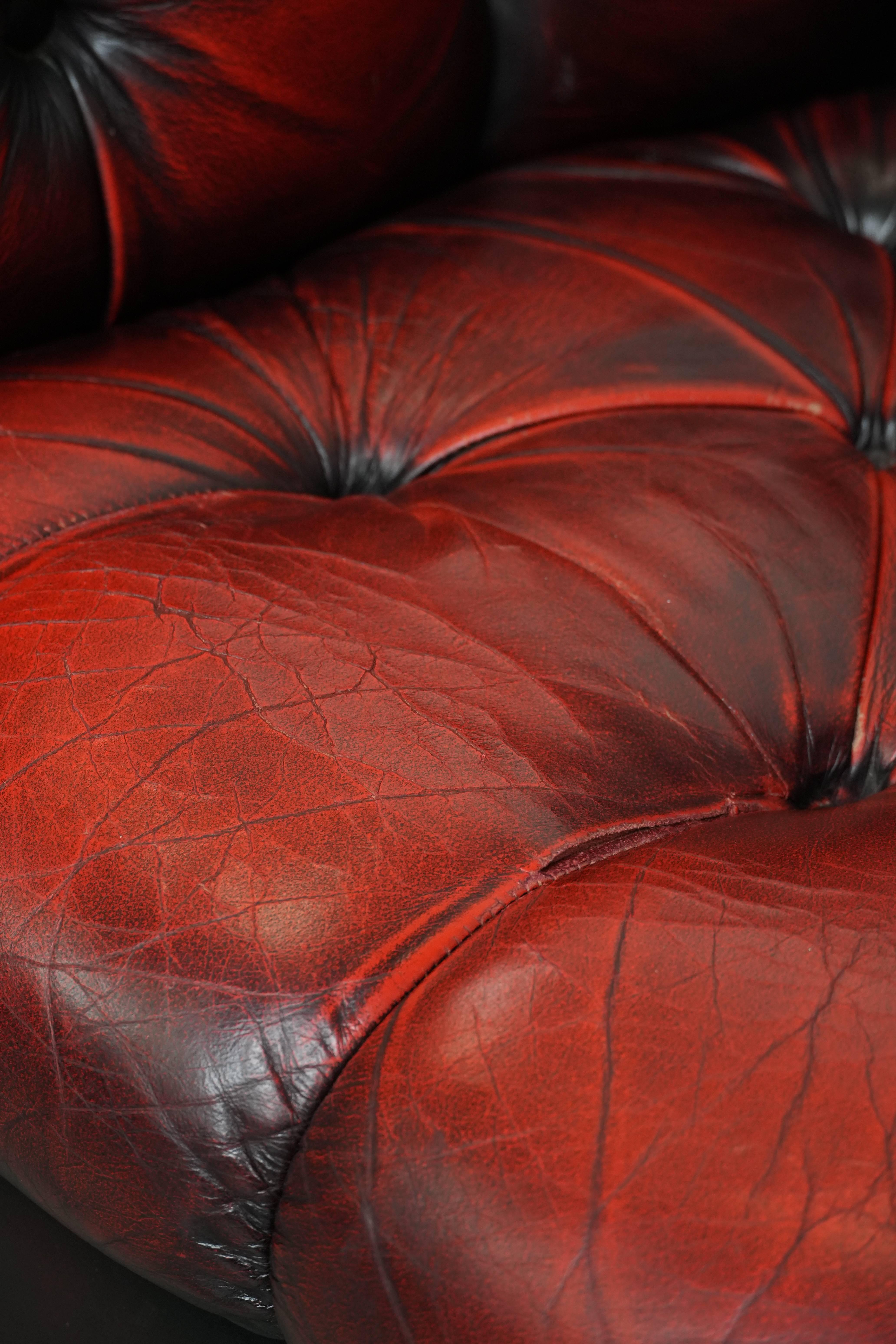 Chesterfield-Sessel aus rotem Leder mit Knöpfen und eleganten runden Formen im Angebot 9