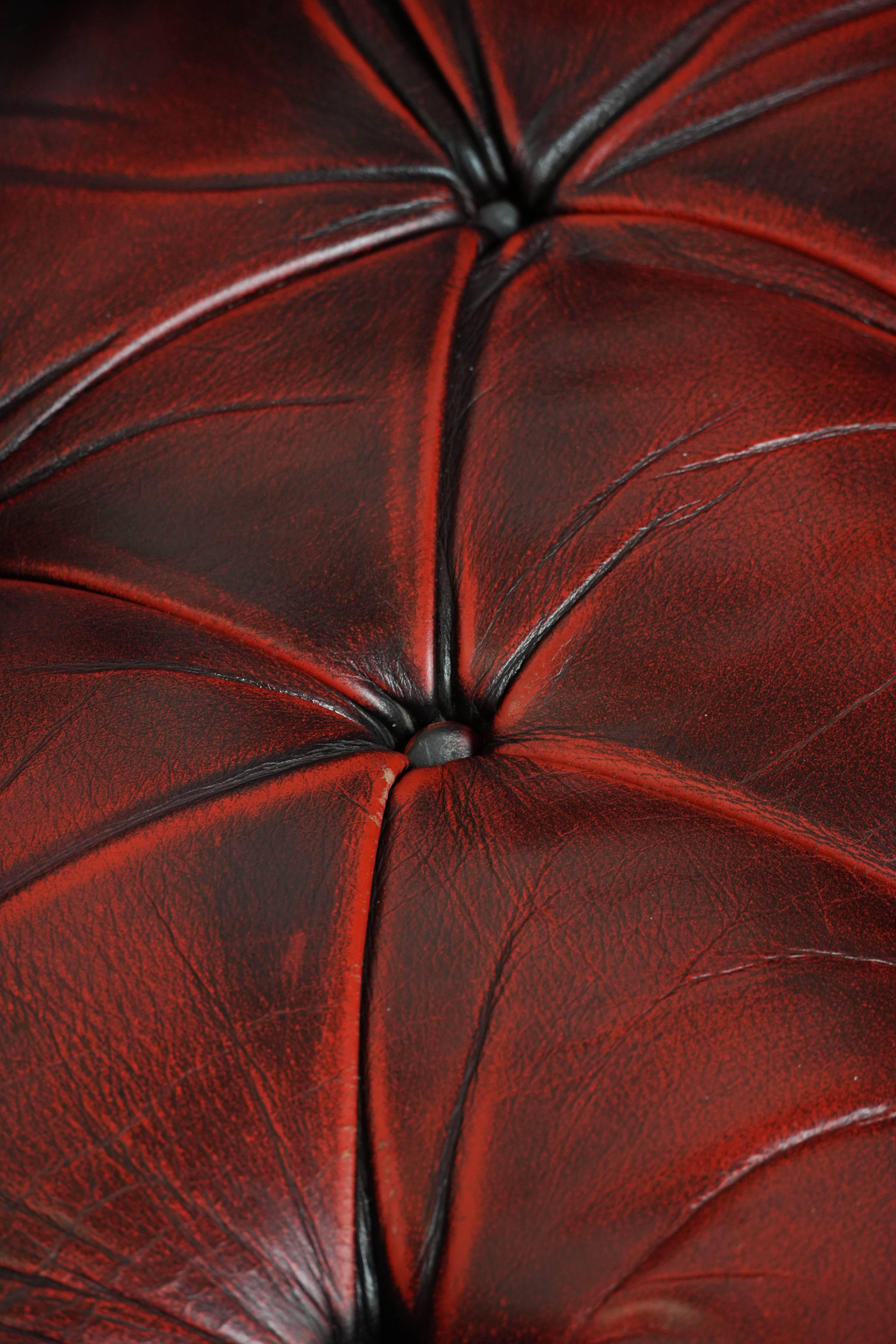 Chesterfield-Sessel aus rotem Leder mit Knöpfen und eleganten runden Formen im Angebot 10