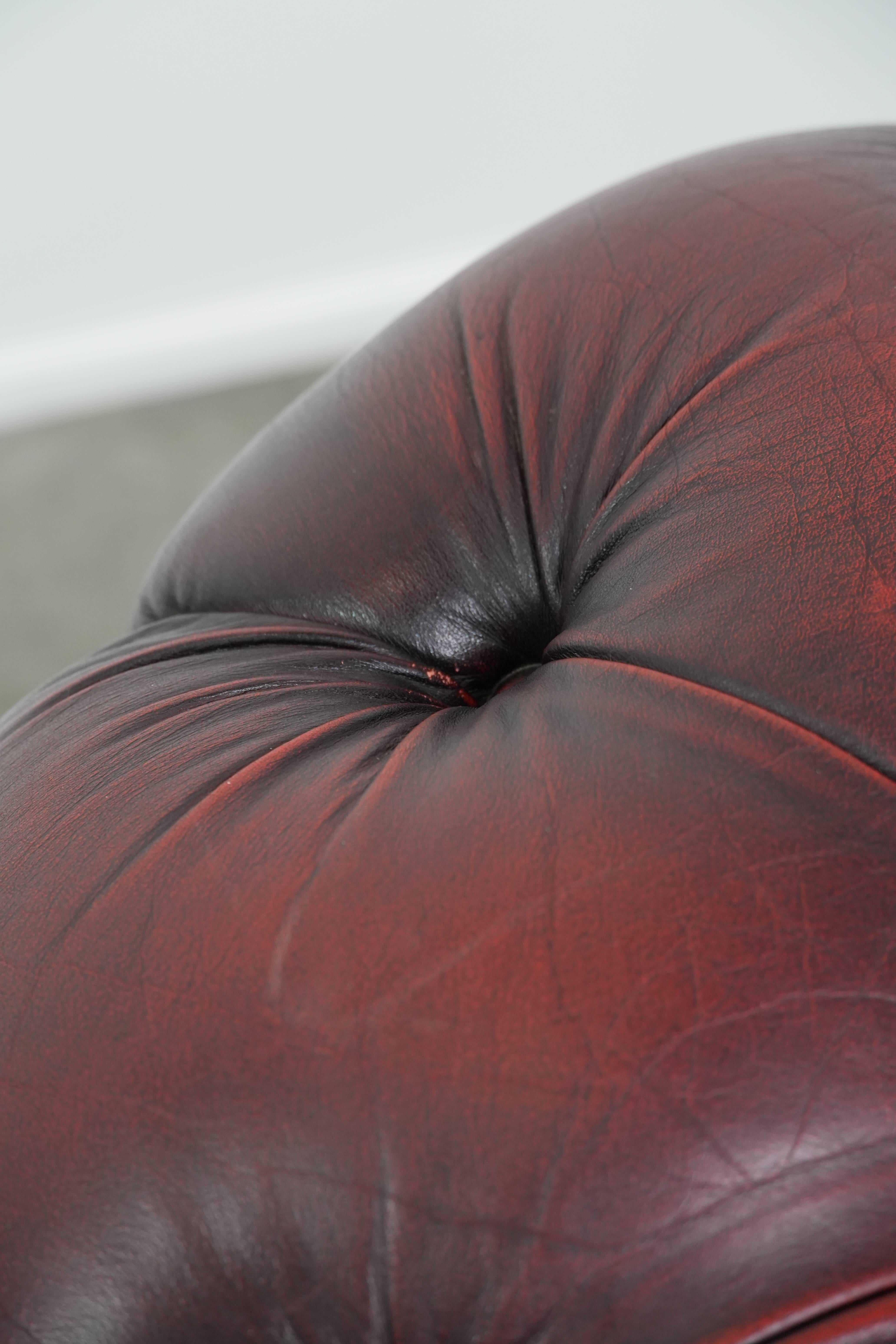 Chesterfield-Sessel aus rotem Leder mit Knöpfen und eleganten runden Formen im Angebot 11