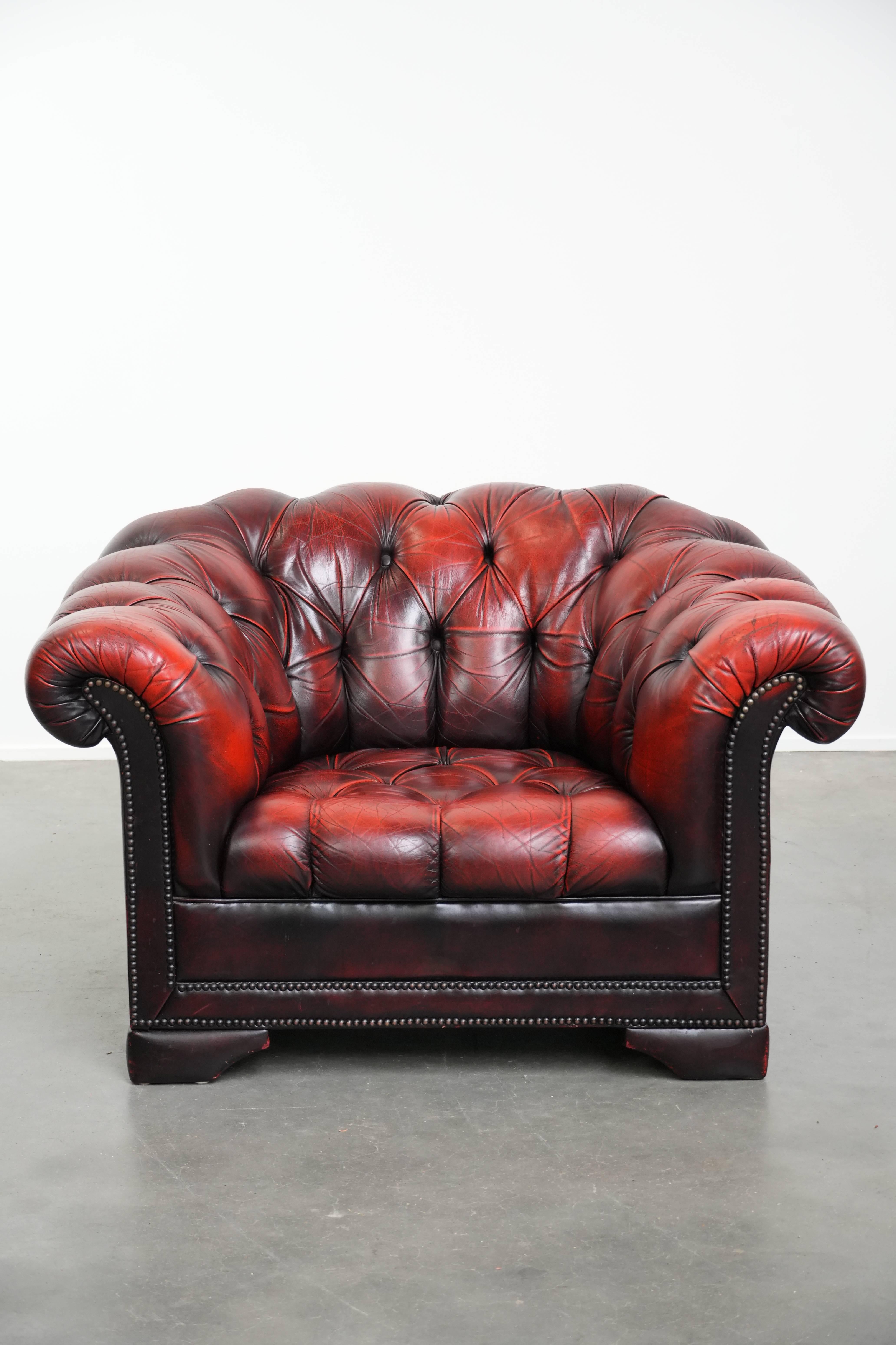 Zu versteigern ist dieser klassische Chesterfield-Knopfsessel aus Rindsleder in einem schönen Rot mit eleganten Kurven.

Dieser klassische Chesterfield-Sessel aus Rindsleder ist, auch dank seiner roten Farbe, sowohl in klassischen als auch in