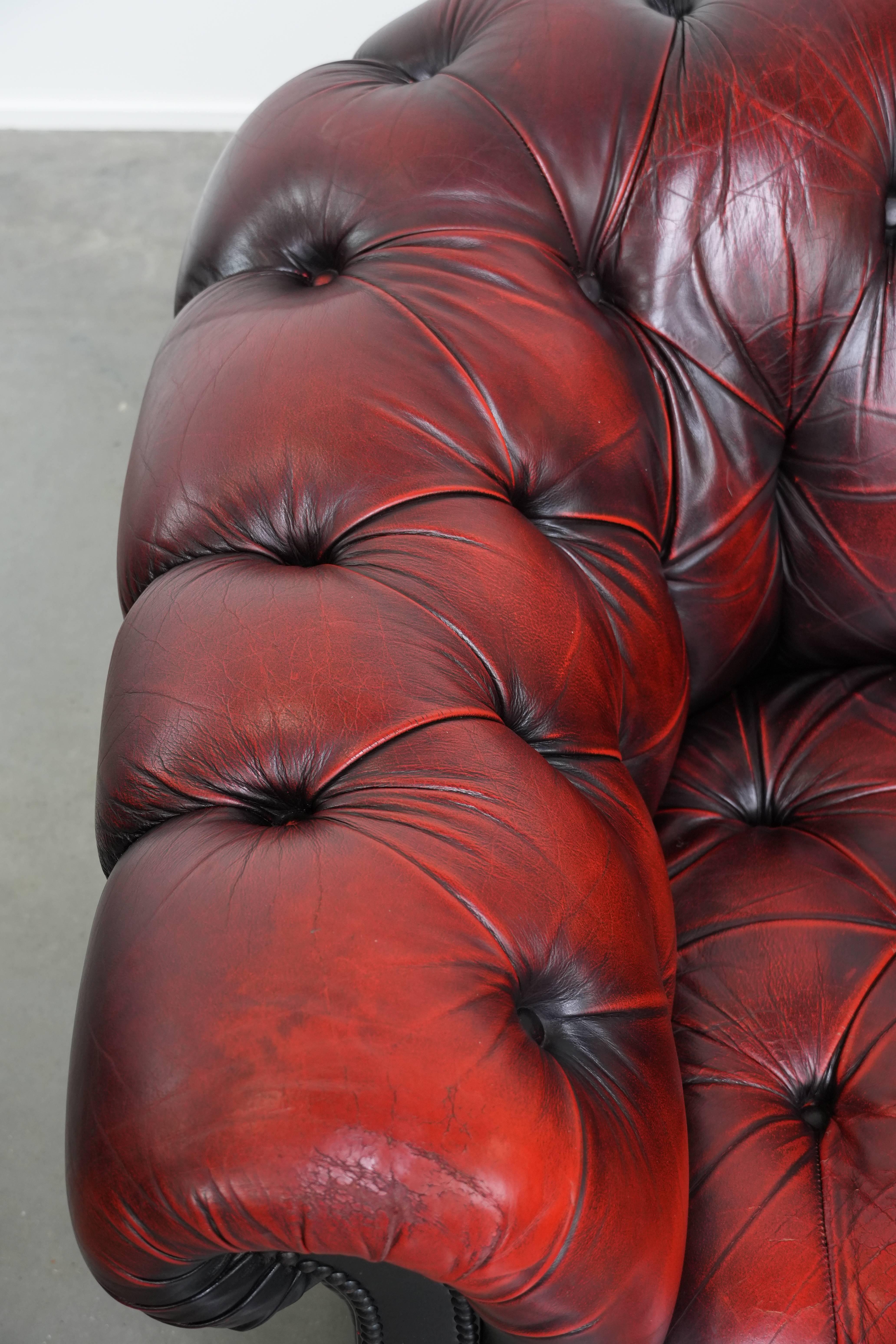 Chesterfield-Sessel aus rotem Leder mit Knöpfen und eleganten runden Formen im Angebot 1