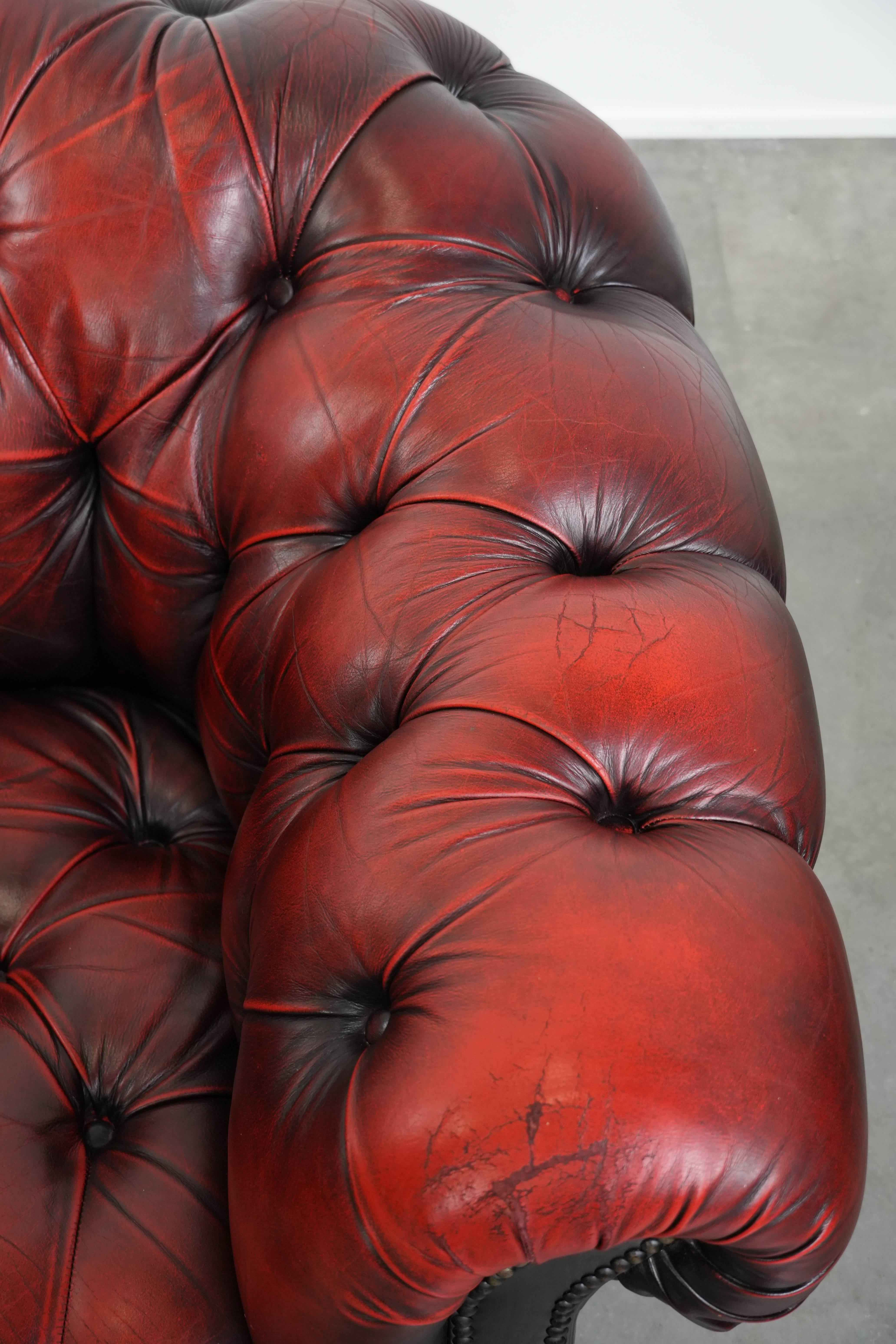 Chesterfield-Sessel aus rotem Leder mit Knöpfen und eleganten runden Formen im Angebot 2