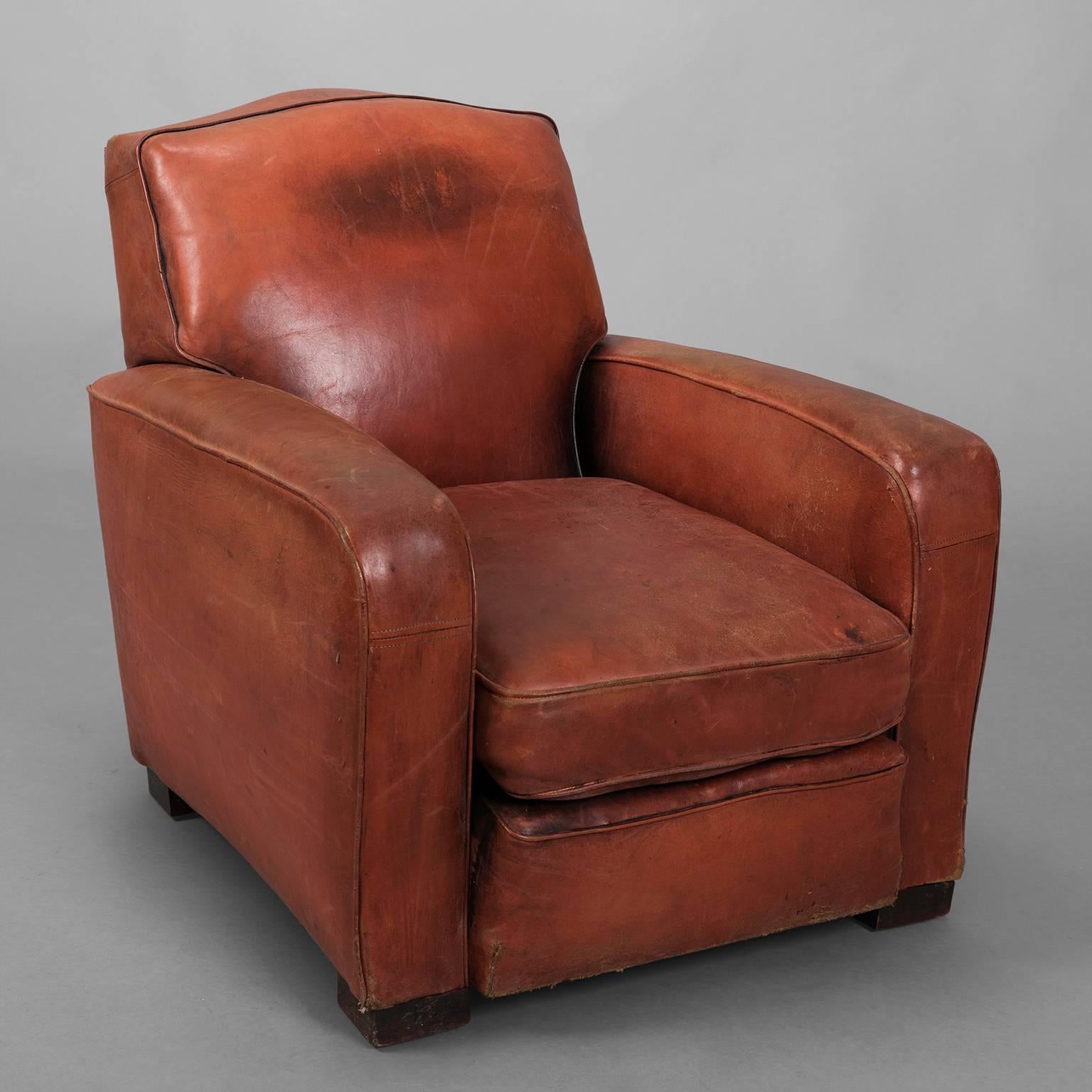 Beautiful time patina for that very comfortable leather club armchair. Some little snags on the side.