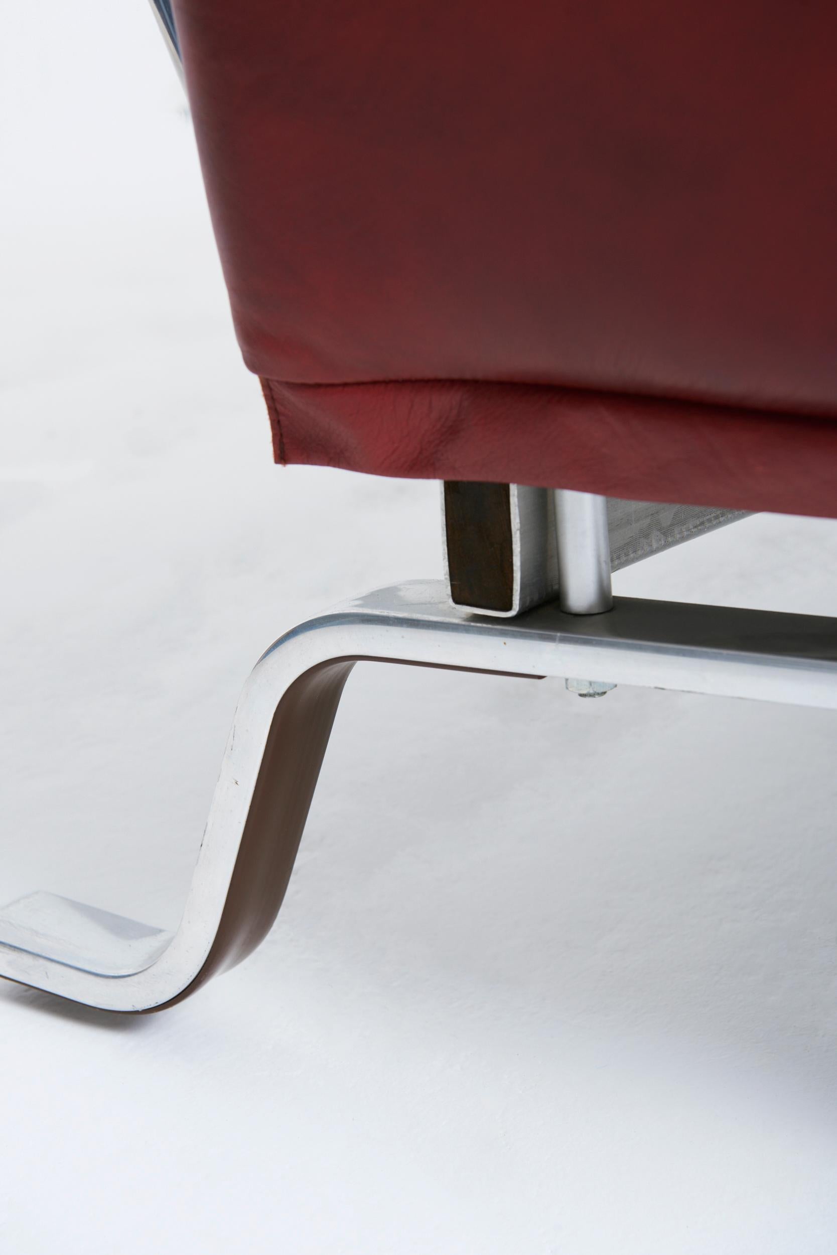 Gebogenes Sofa aus rotem Leder von Eric Sigfrid Persson im Angebot 4